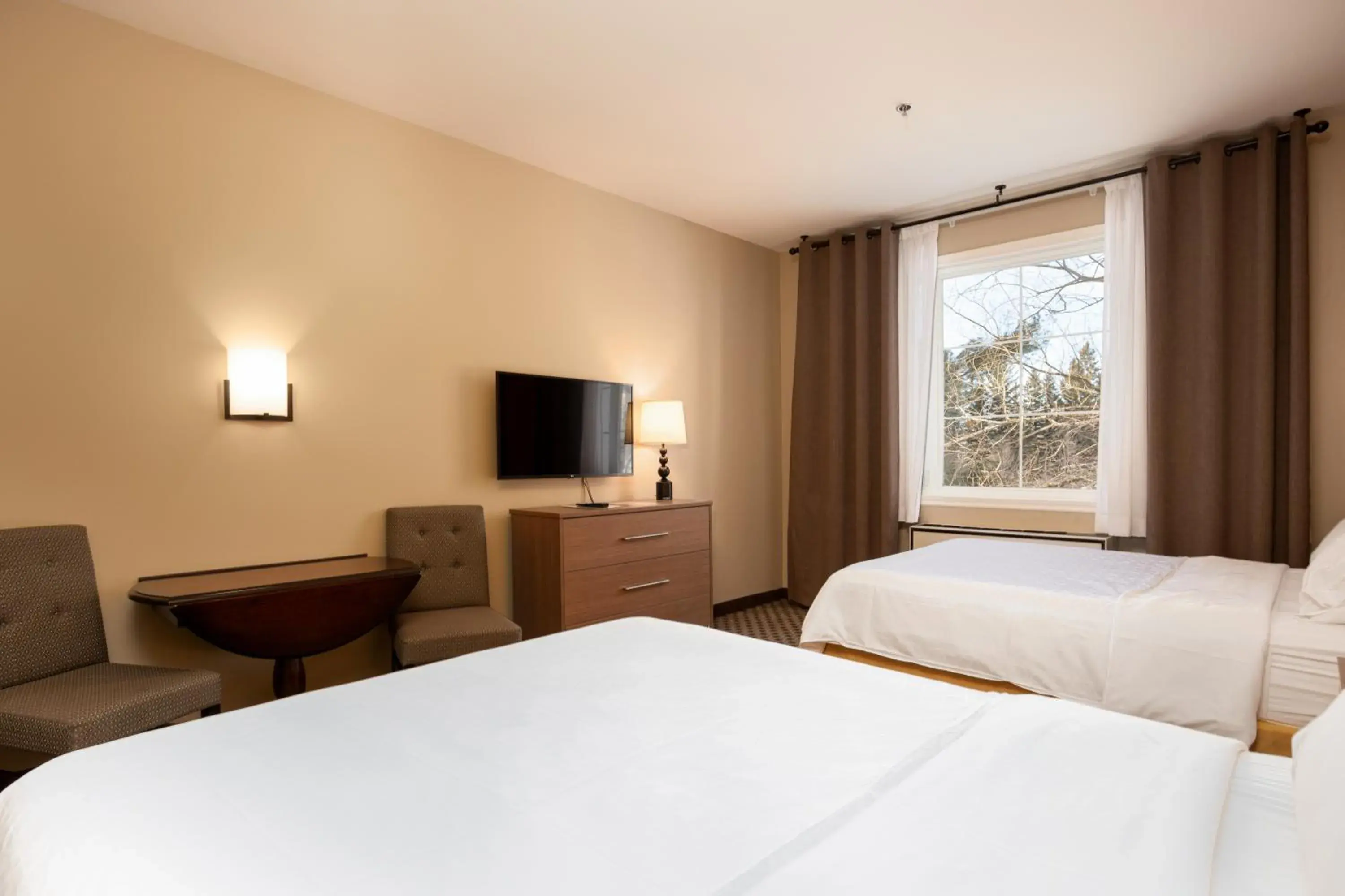 Bed in Holiday Inn Express & Suites Tremblant by IHG Bed in Holiday Inn Express & Suites Tremblant by IHG