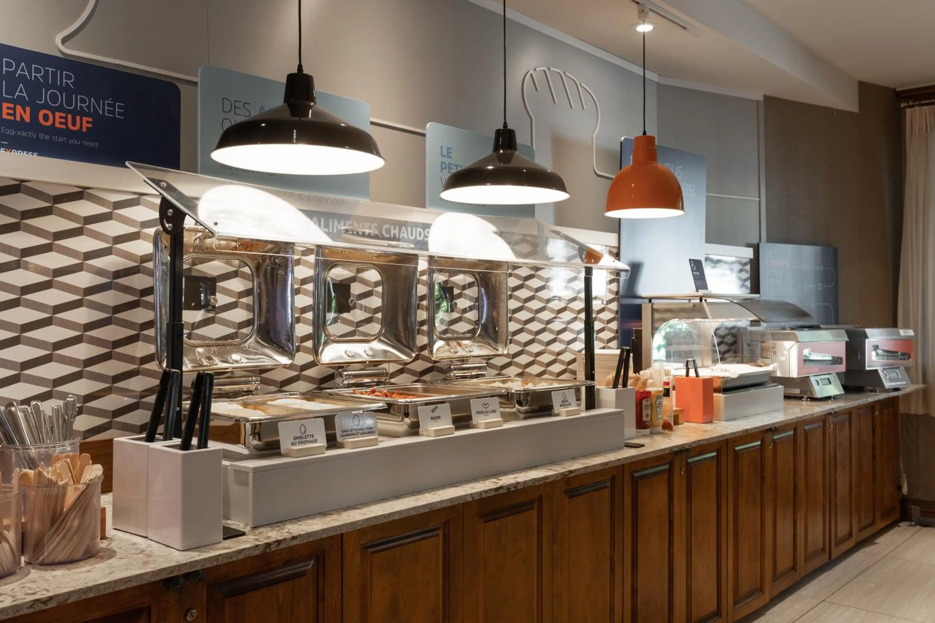 Breakfast in Holiday Inn Express & Suites Tremblant by IHG