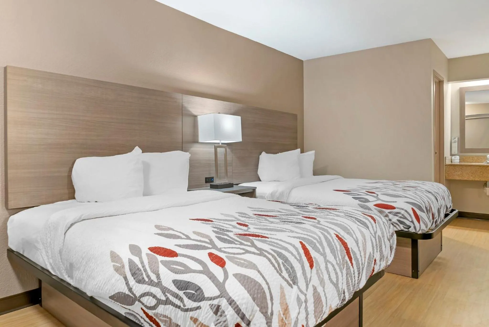 Photo of the whole room, Bed in Red Roof Inn Detroit-Rochester Hills/ Auburn Hills