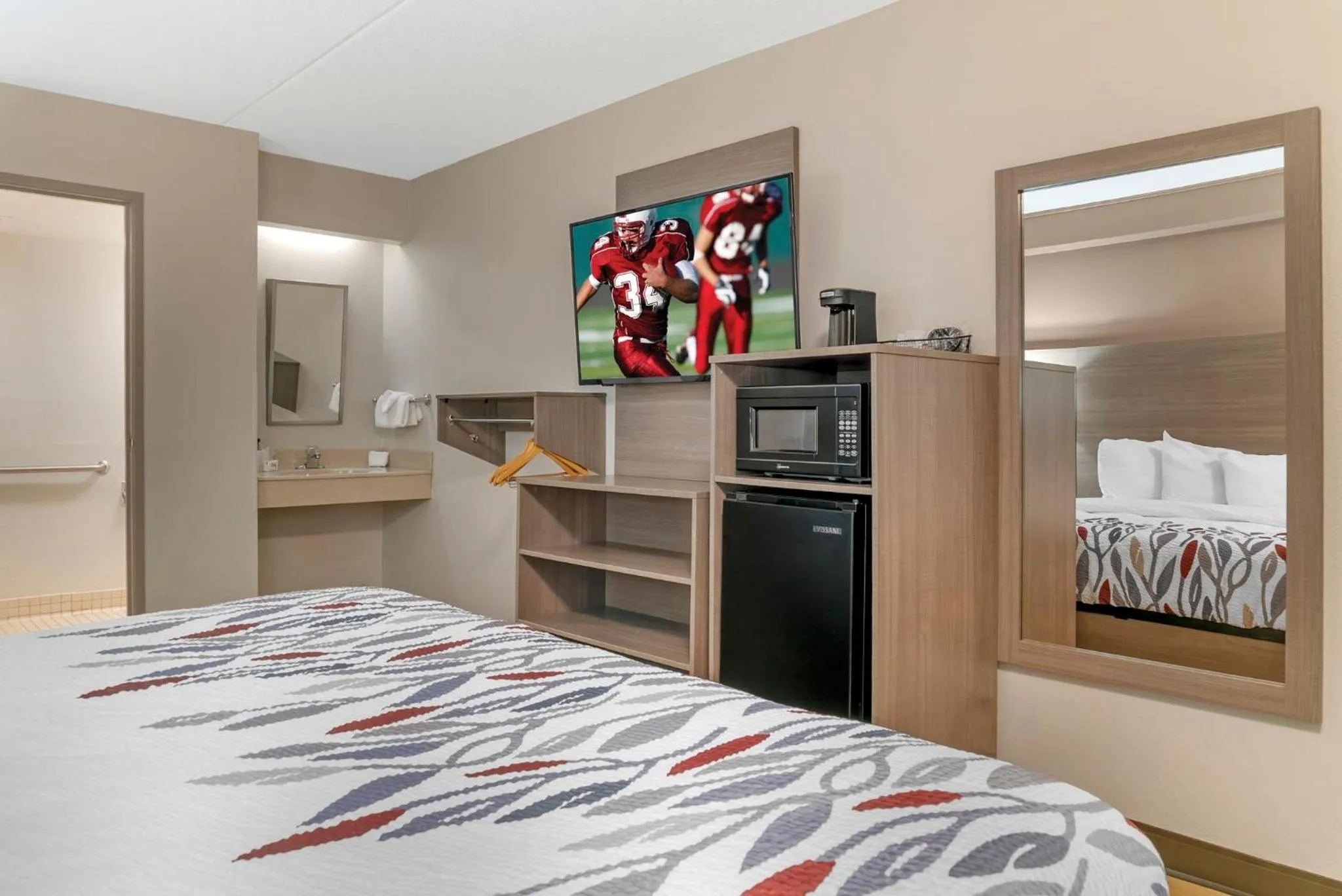 Photo of the whole room, Bed in Red Roof Inn Detroit-Rochester Hills/ Auburn Hills