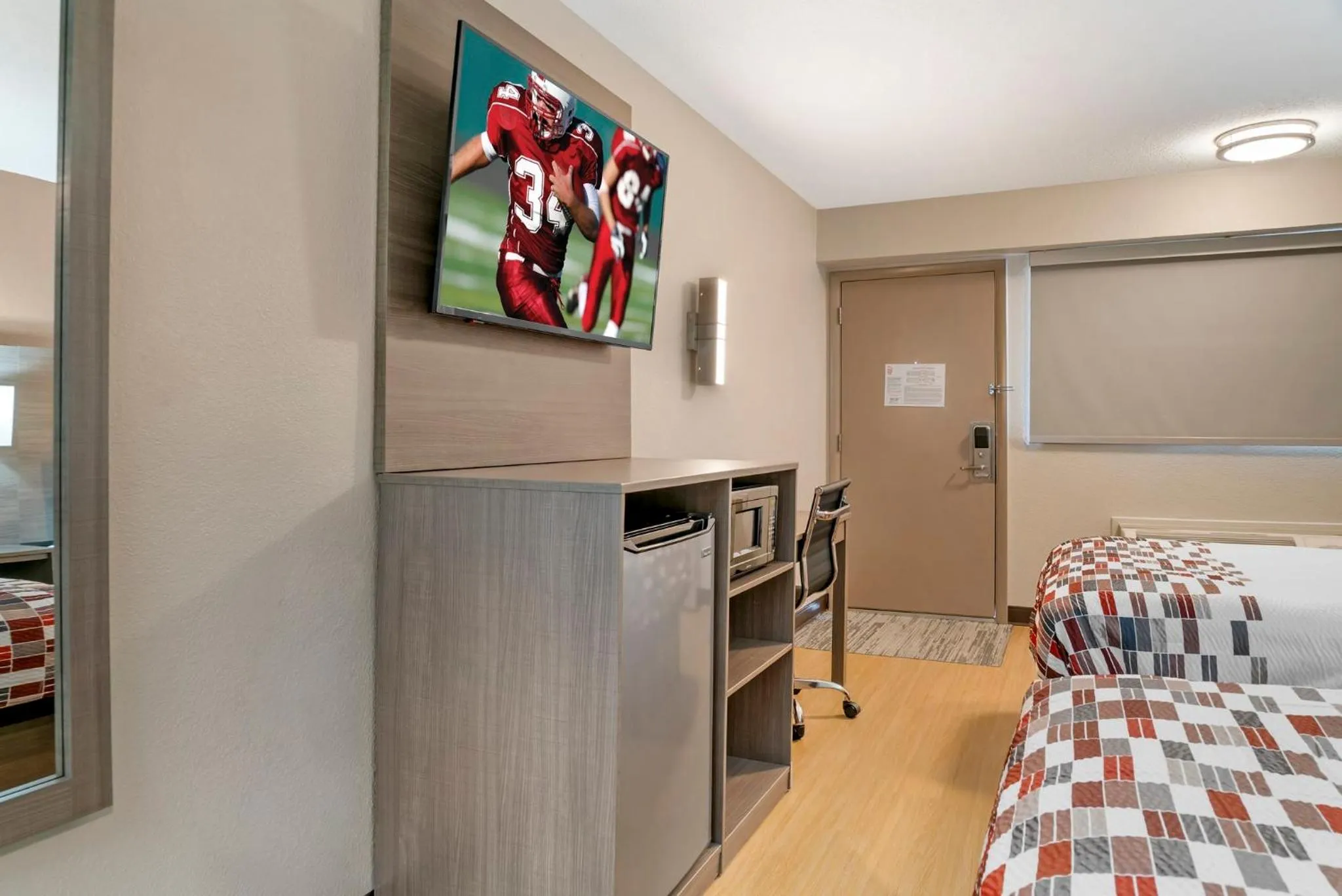 Photo of the whole room, Bed in Red Roof Inn Detroit-Rochester Hills/ Auburn Hills