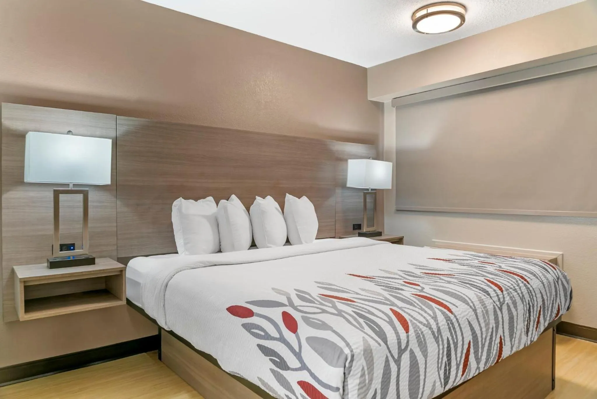 Photo of the whole room, Bed in Red Roof Inn Detroit-Rochester Hills/ Auburn Hills