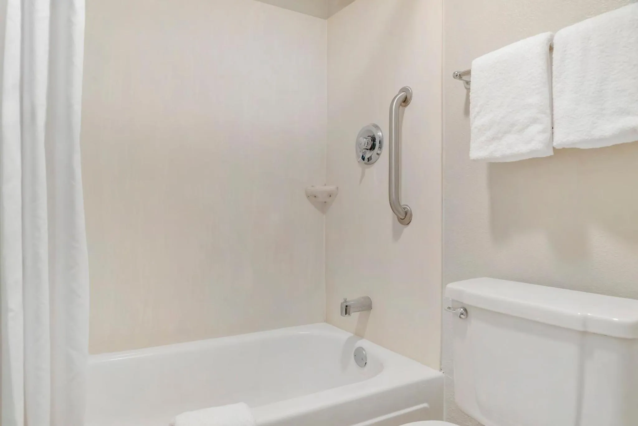 Bathroom in Red Roof Inn Detroit-Rochester Hills/ Auburn Hills