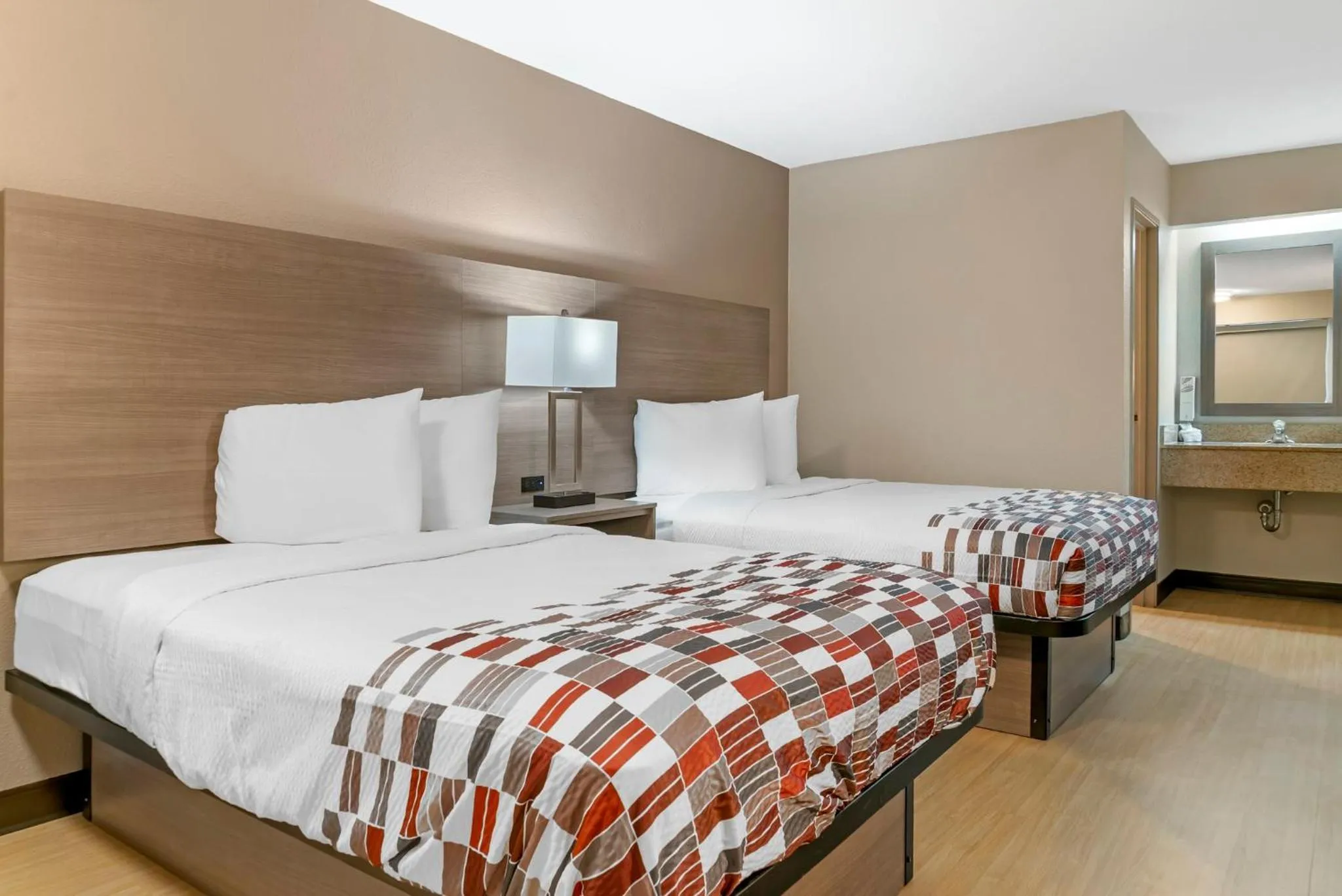 Photo of the whole room, Bed in Red Roof Inn Detroit-Rochester Hills/ Auburn Hills