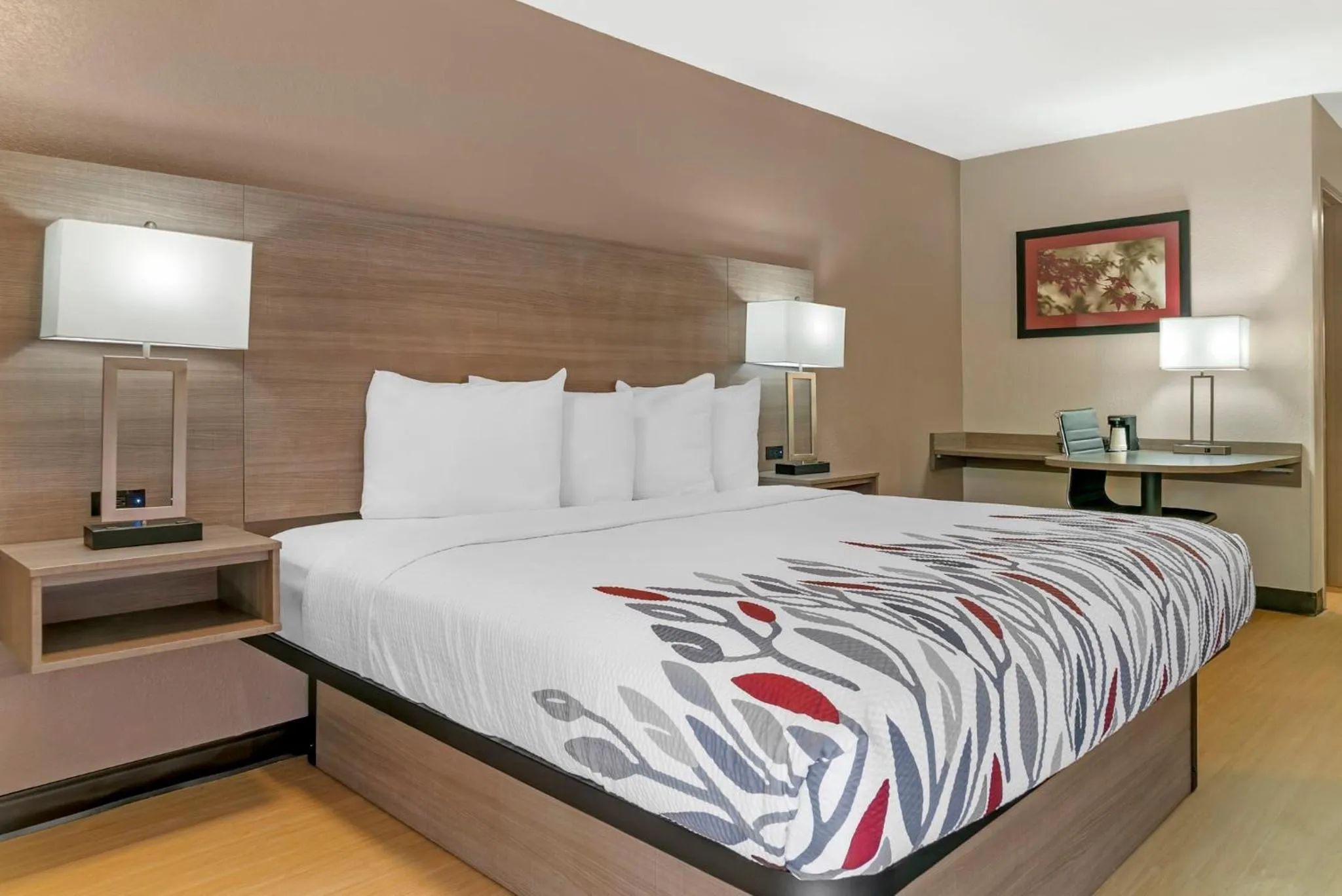 Photo of the whole room, Bed in Red Roof Inn Detroit-Rochester Hills/ Auburn Hills