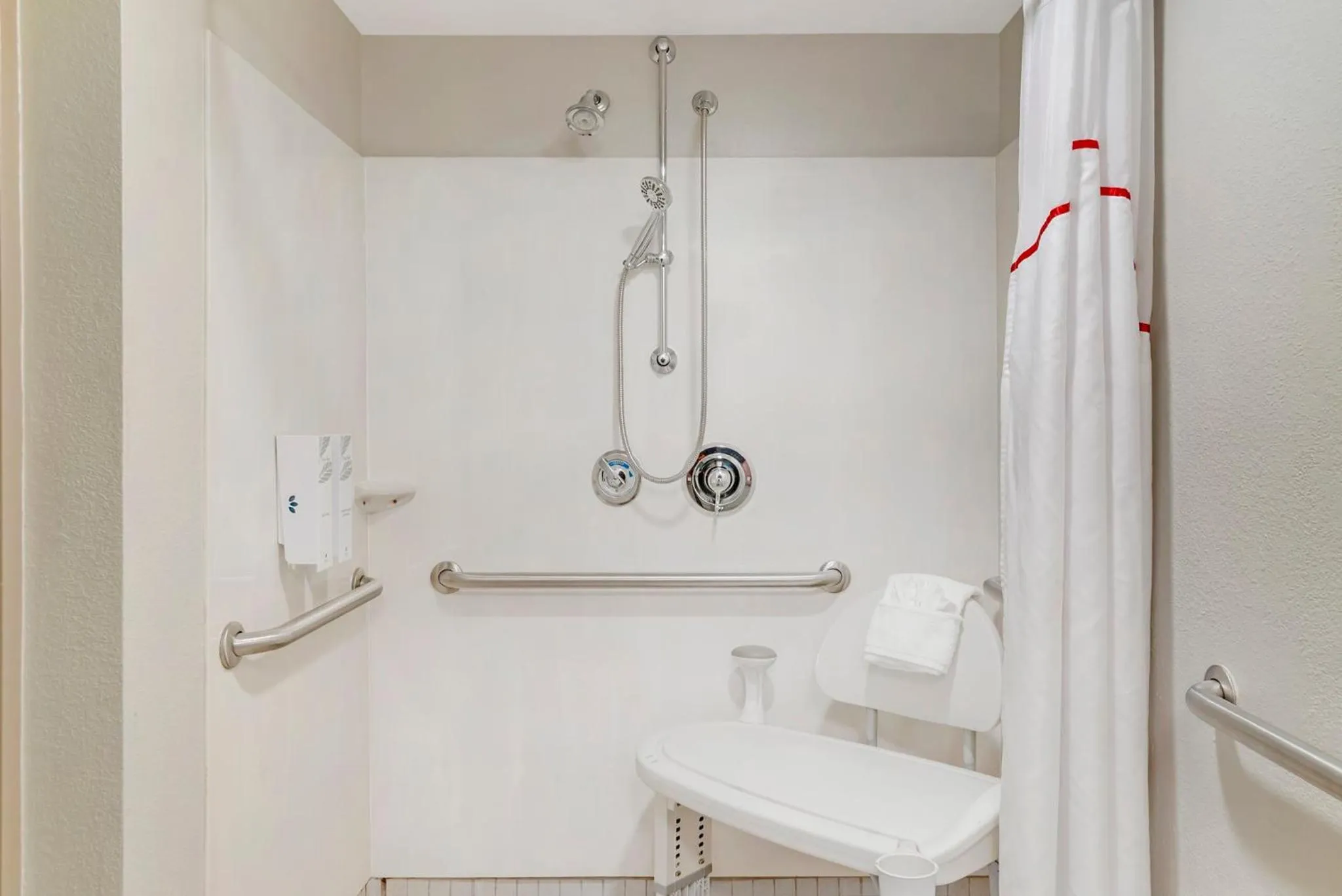 Bathroom in Red Roof Inn Detroit-Rochester Hills/ Auburn Hills