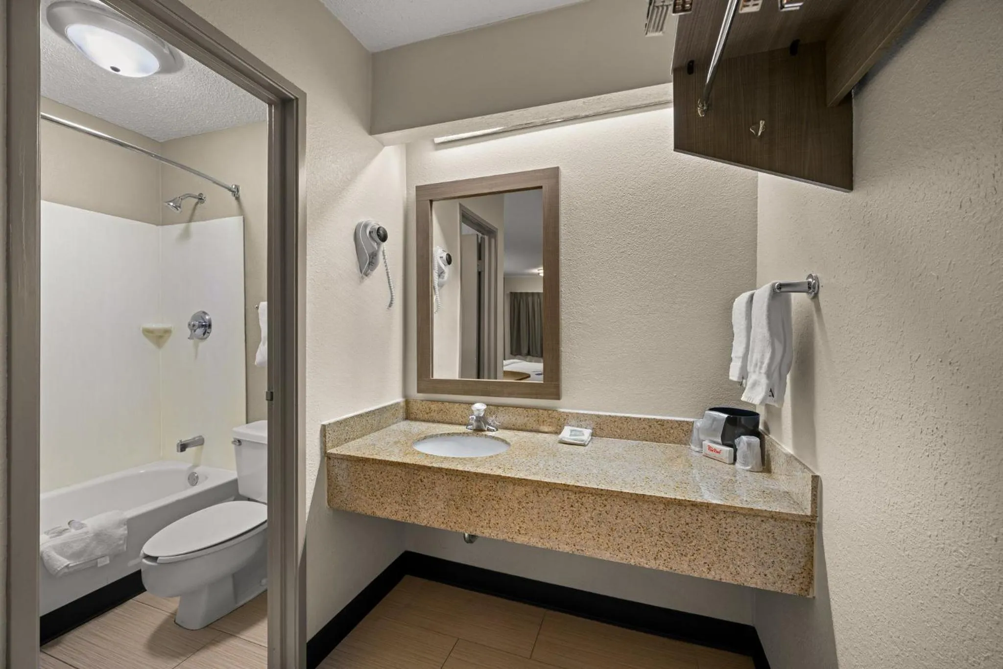 Bathroom in Red Roof Inn Detroit - Royal Oak/Madison Heights