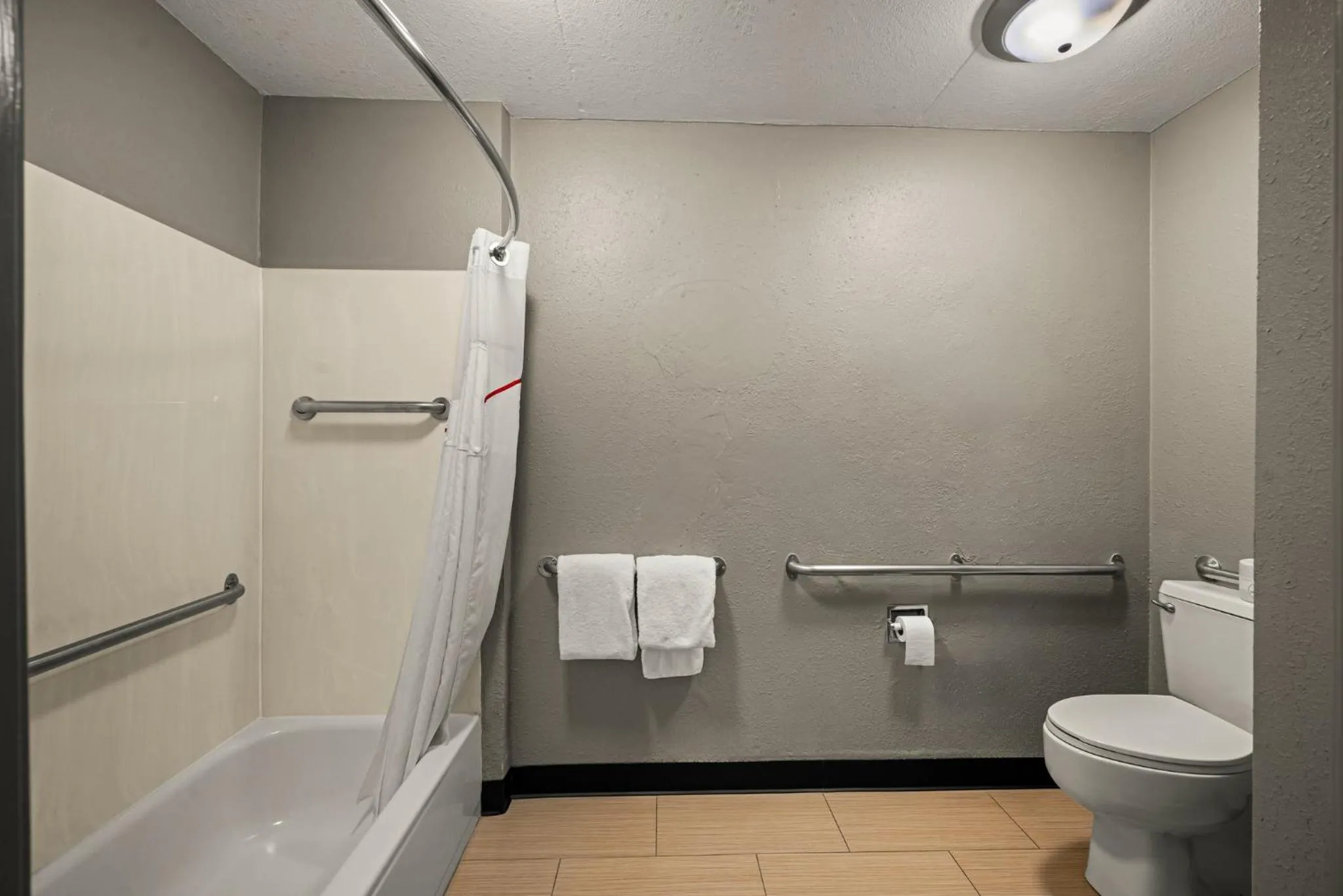 Bathroom in Red Roof Inn Detroit - Royal Oak/Madison Heights