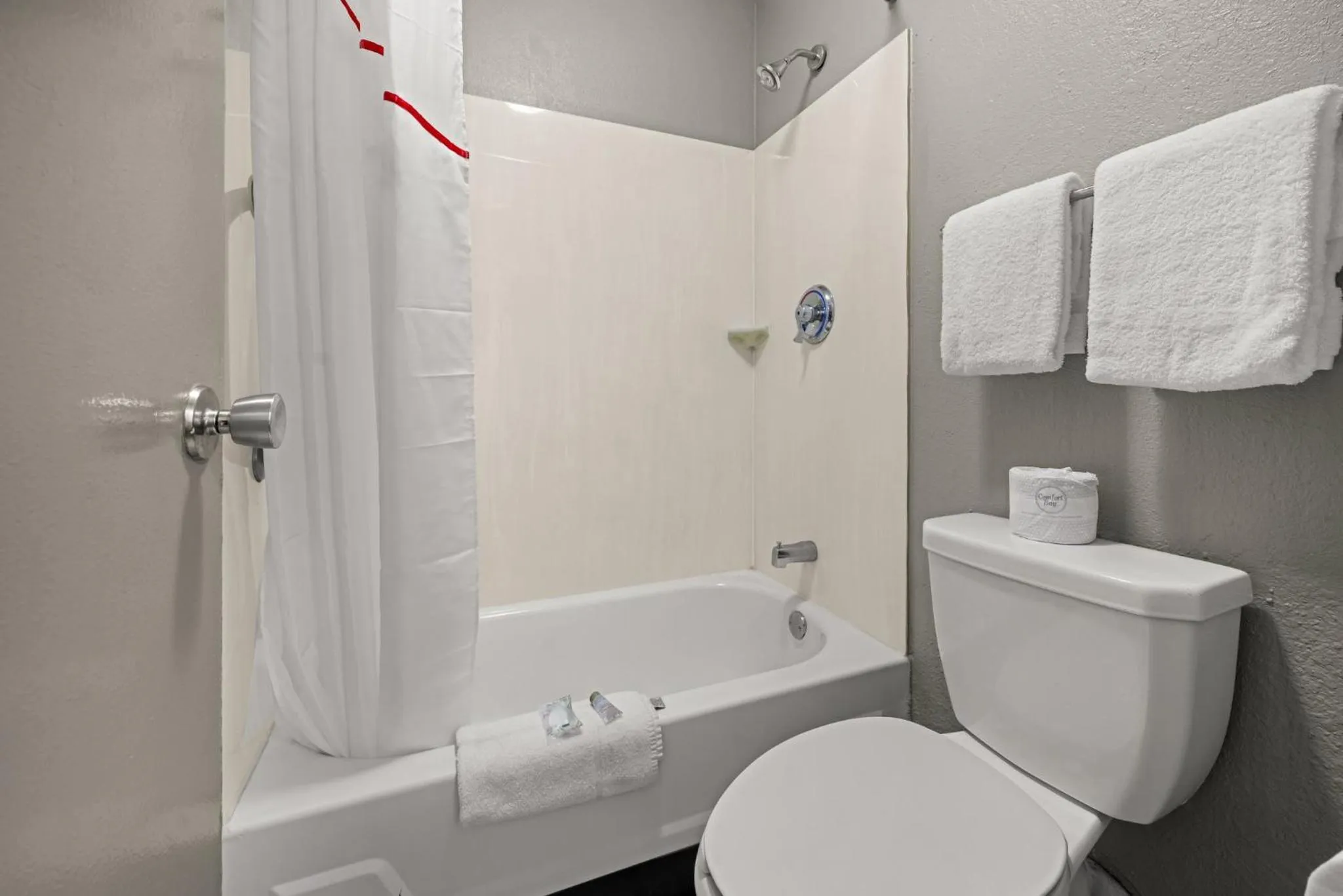 Bathroom in Red Roof Inn Detroit - Royal Oak/Madison Heights