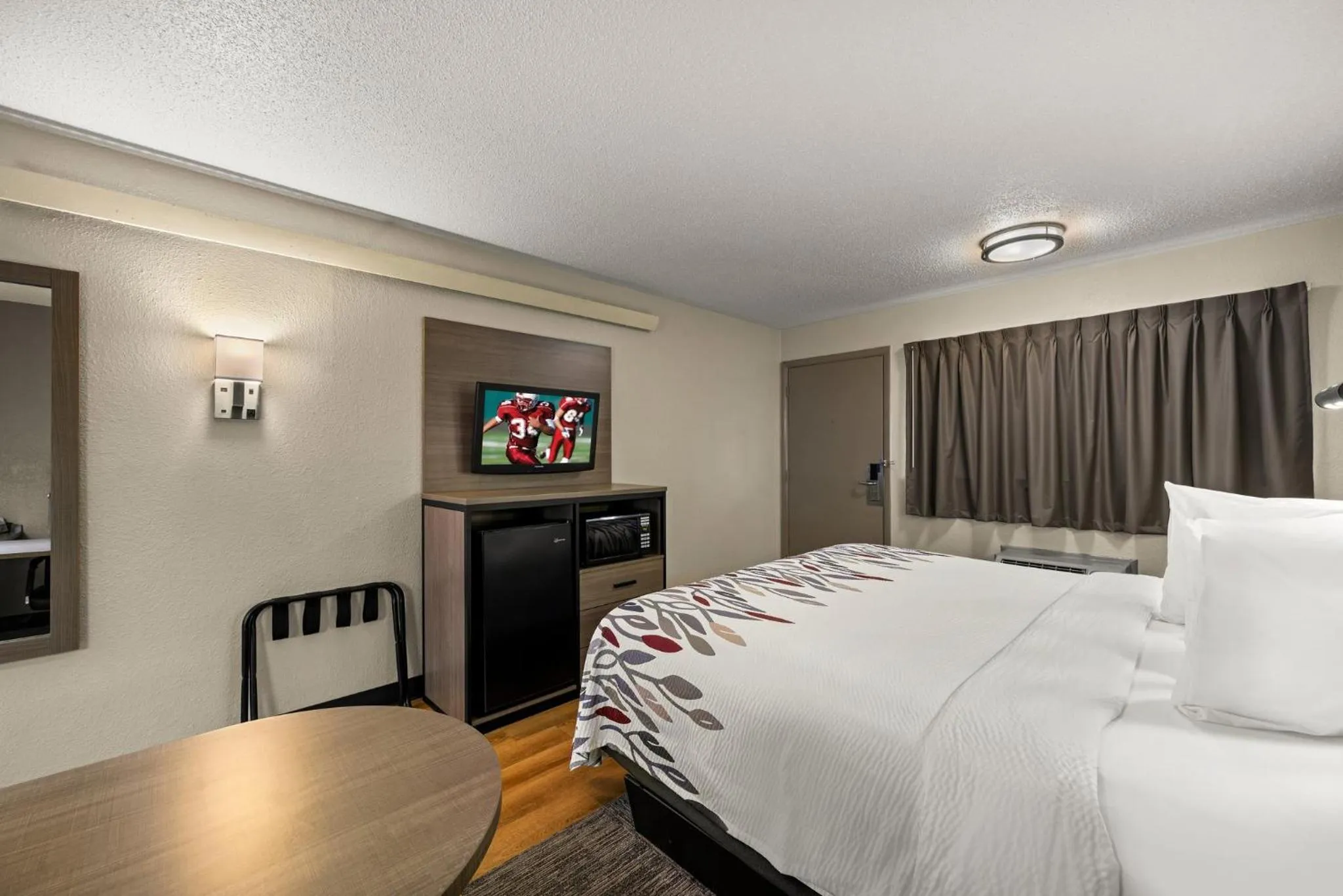 Photo of the whole room, Bed in Red Roof Inn Detroit - Royal Oak/Madison Heights