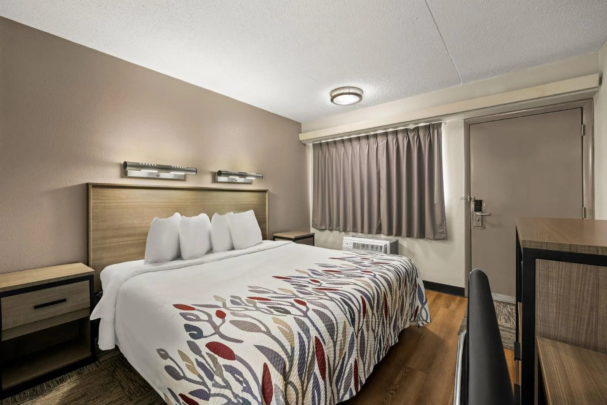 Photo of the whole room, Bed in Red Roof Inn Detroit - Royal Oak/Madison Heights