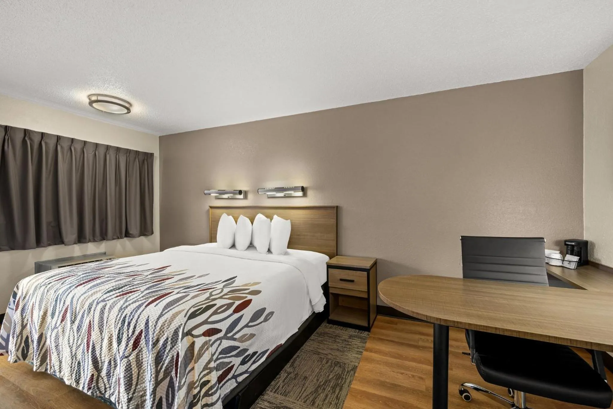 Photo of the whole room, Bed in Red Roof Inn Detroit - Royal Oak/Madison Heights