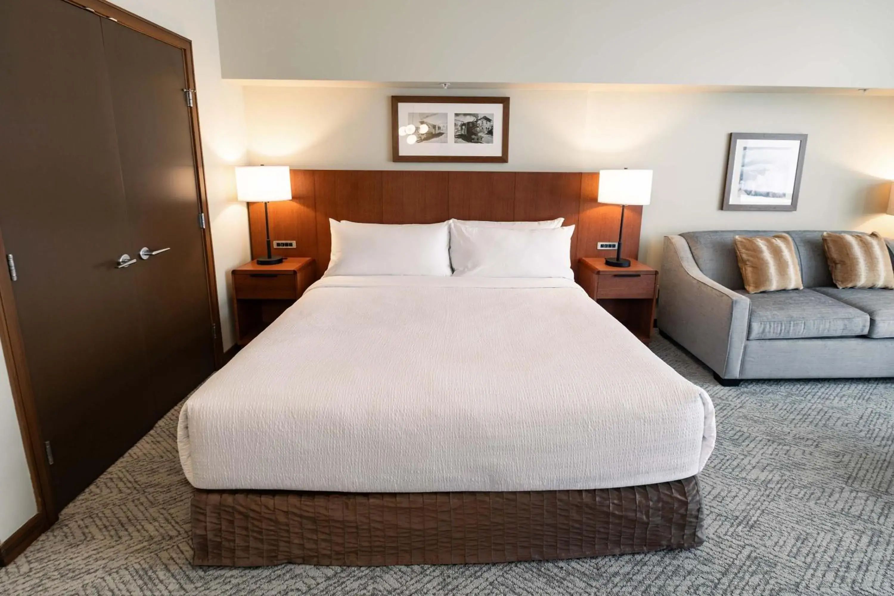 Photo of the whole room, Bed in Sutton Place Hotel Revelstoke Mountain Resort Photo of the whole room, Bed in Sutton Place Hotel Revelstoke Mountain Resort