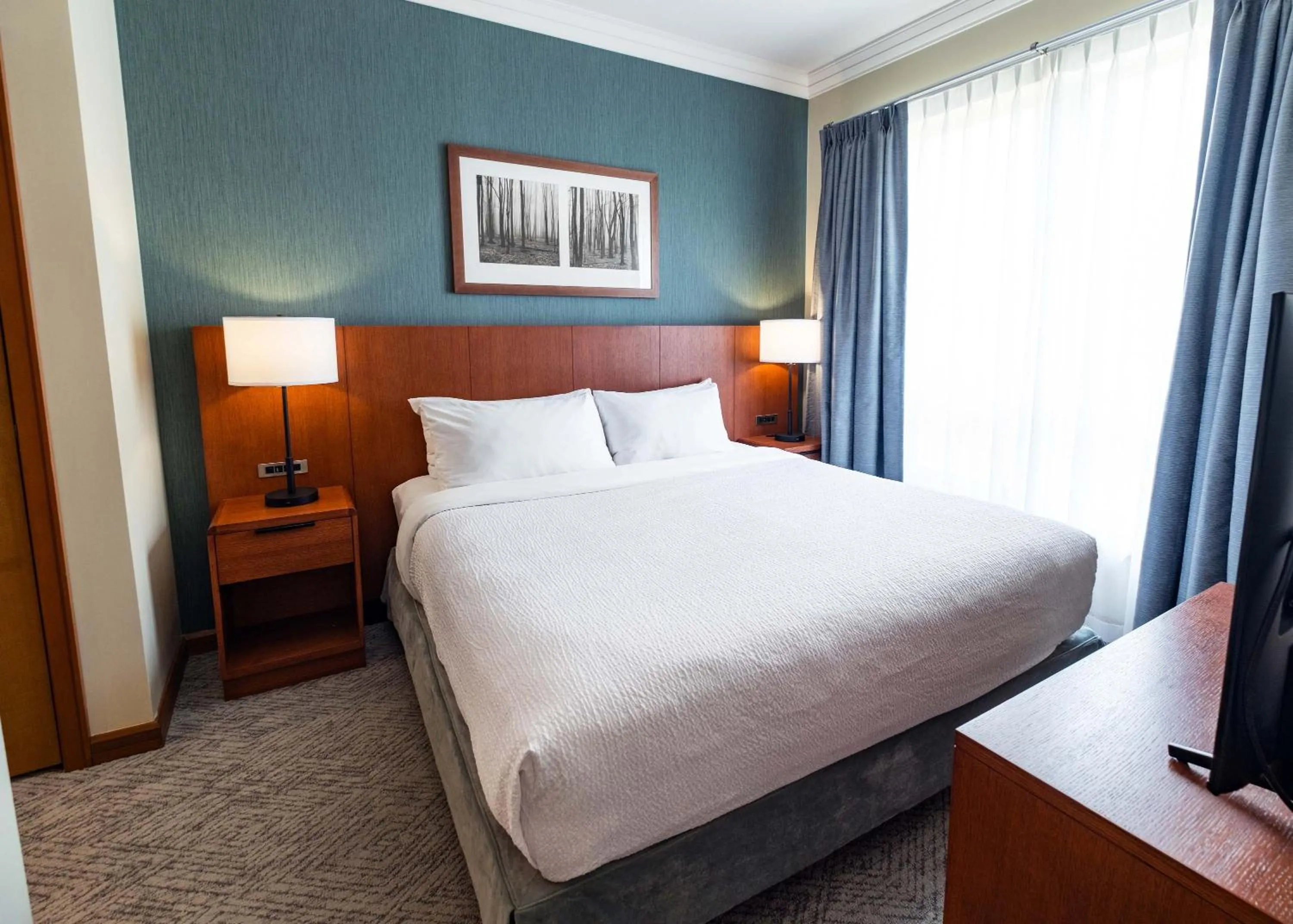 Photo of the whole room, Bed in Sutton Place Hotel Revelstoke Mountain Resort