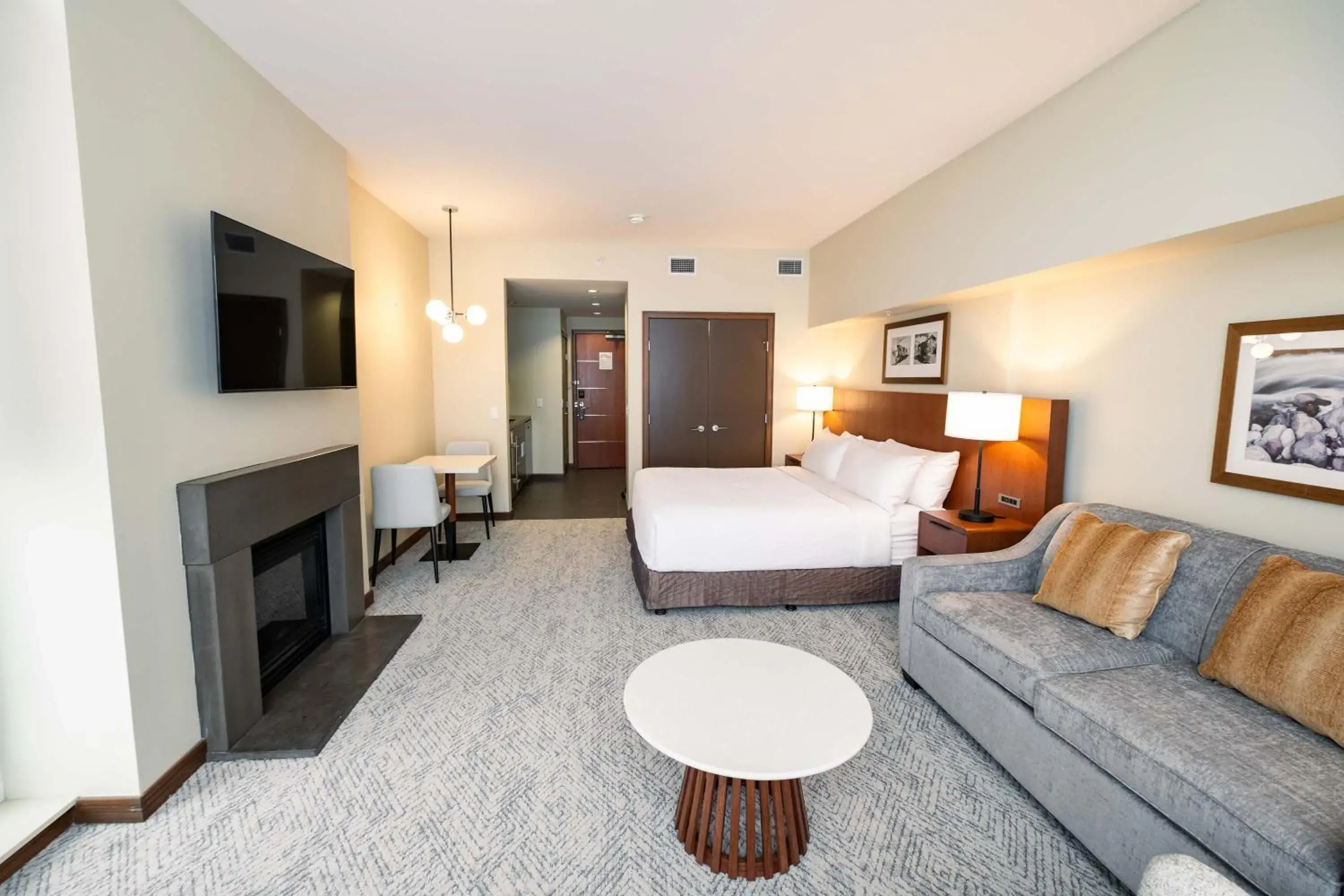 Photo of the whole room, Bed in Sutton Place Hotel Revelstoke Mountain Resort Photo of the whole room, Bed in Sutton Place Hotel Revelstoke Mountain Resort