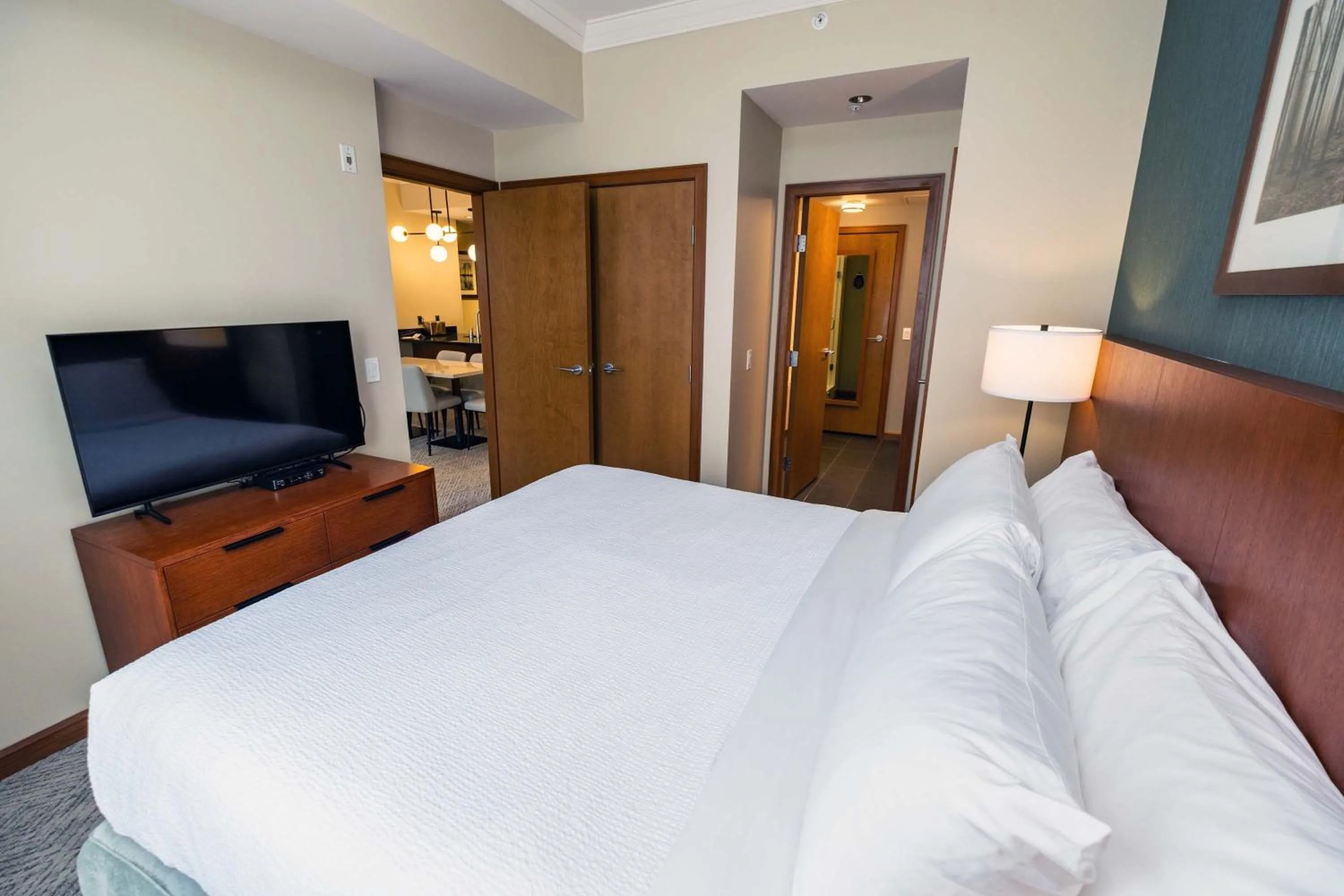 Photo of the whole room, Bed in Sutton Place Hotel Revelstoke Mountain Resort