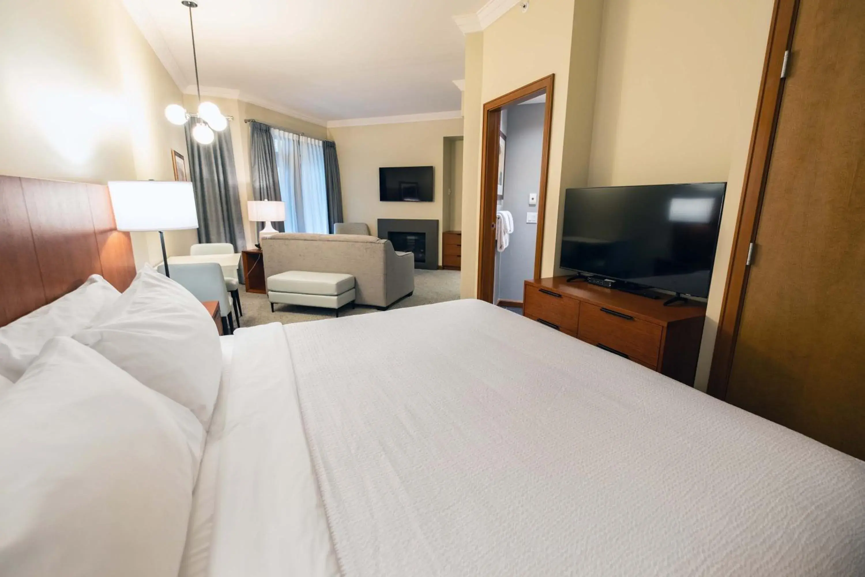 Photo of the whole room, Bed in Sutton Place Hotel Revelstoke Mountain Resort Photo of the whole room, Bed in Sutton Place Hotel Revelstoke Mountain Resort