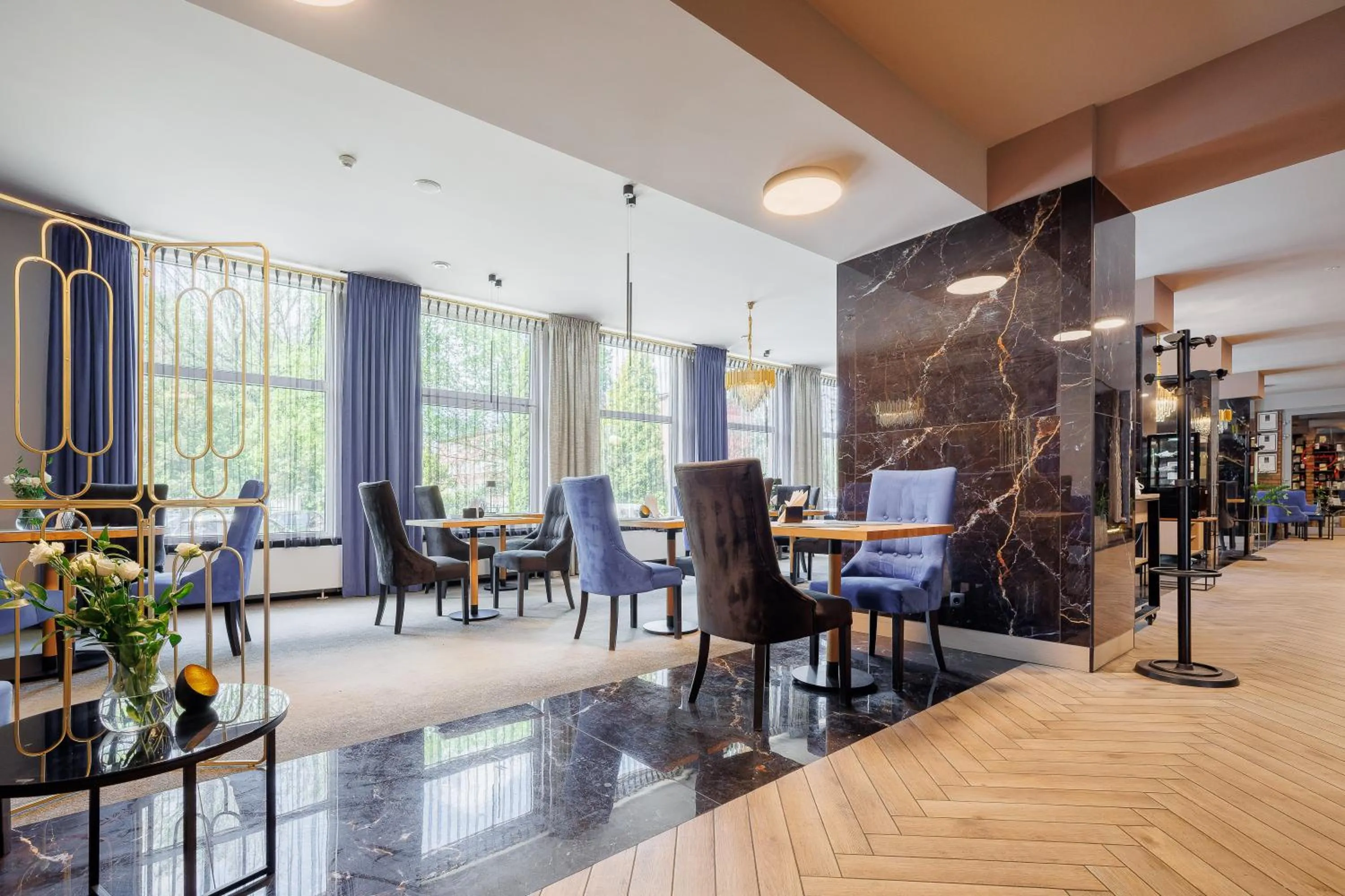 Restaurant/places to eat in Hotel Cristal Park