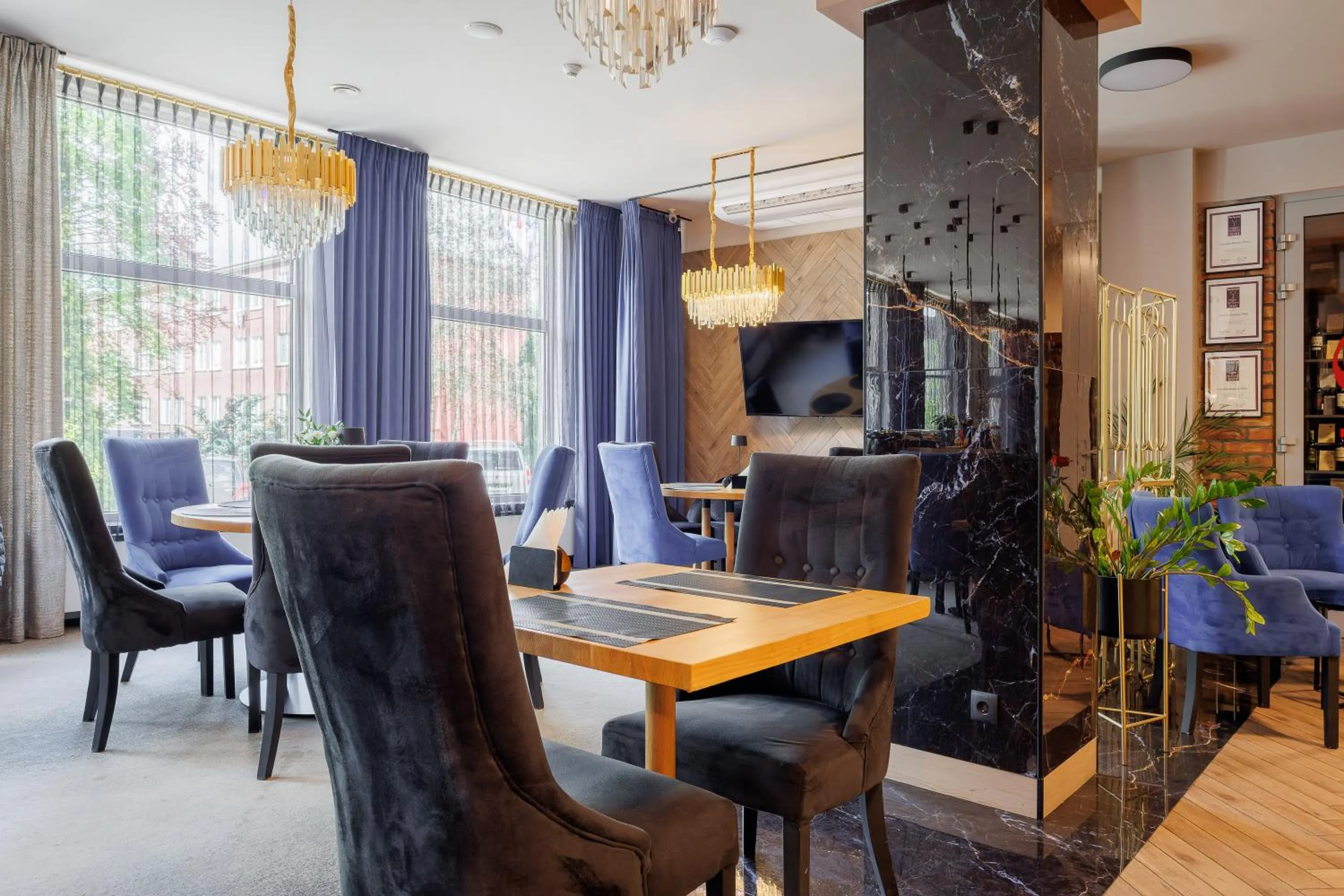 Restaurant/places to eat in Hotel Cristal Park