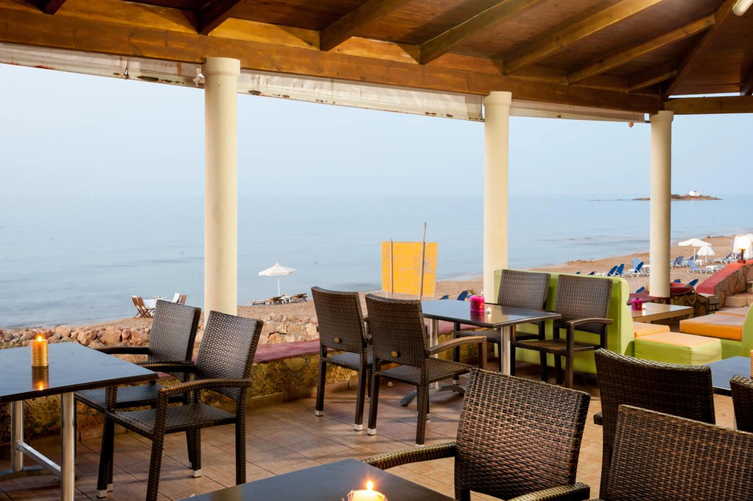 Restaurant/places to eat in Laplaya Beach