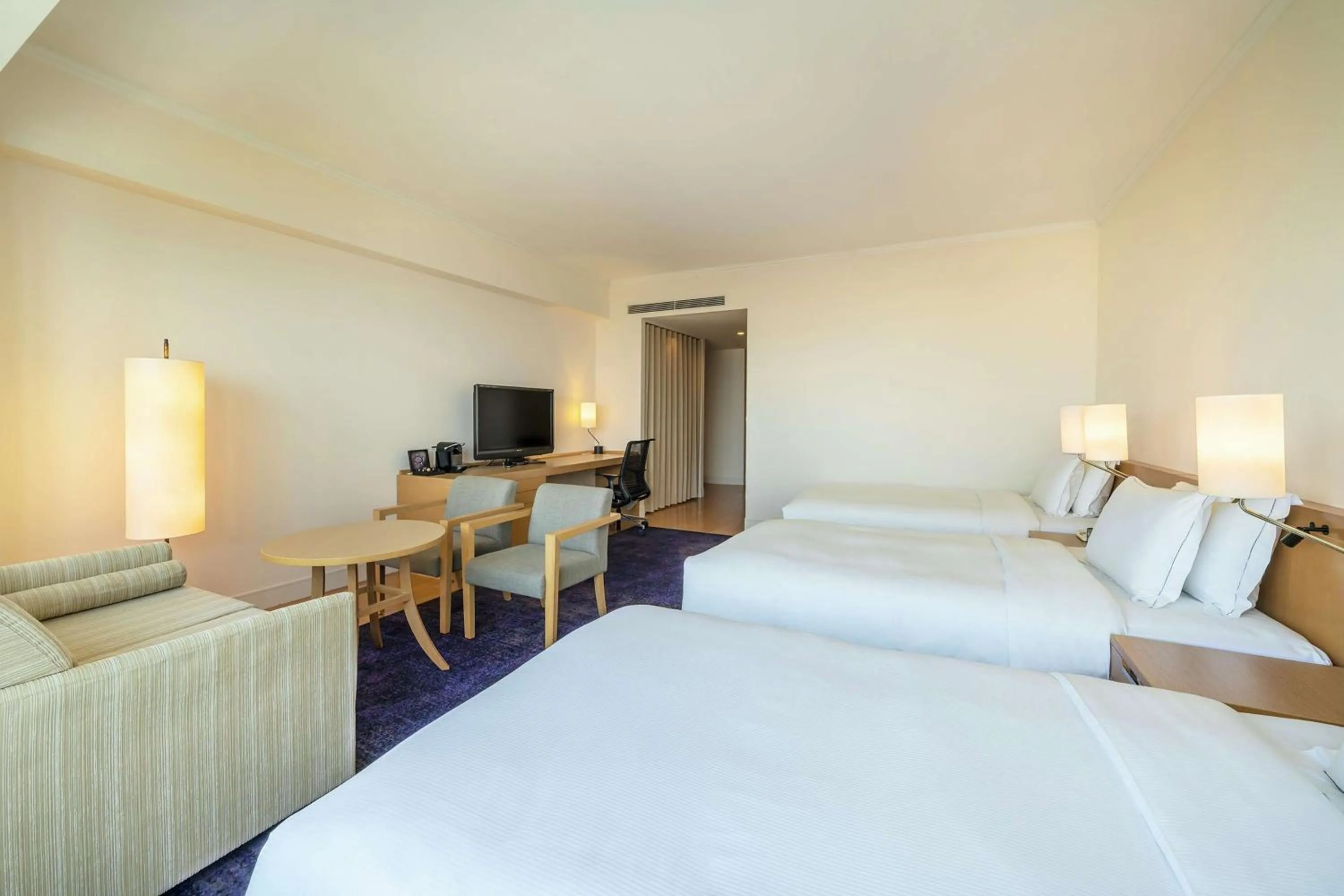 Living room, Bed in Hilton Fukuoka Sea Hawk