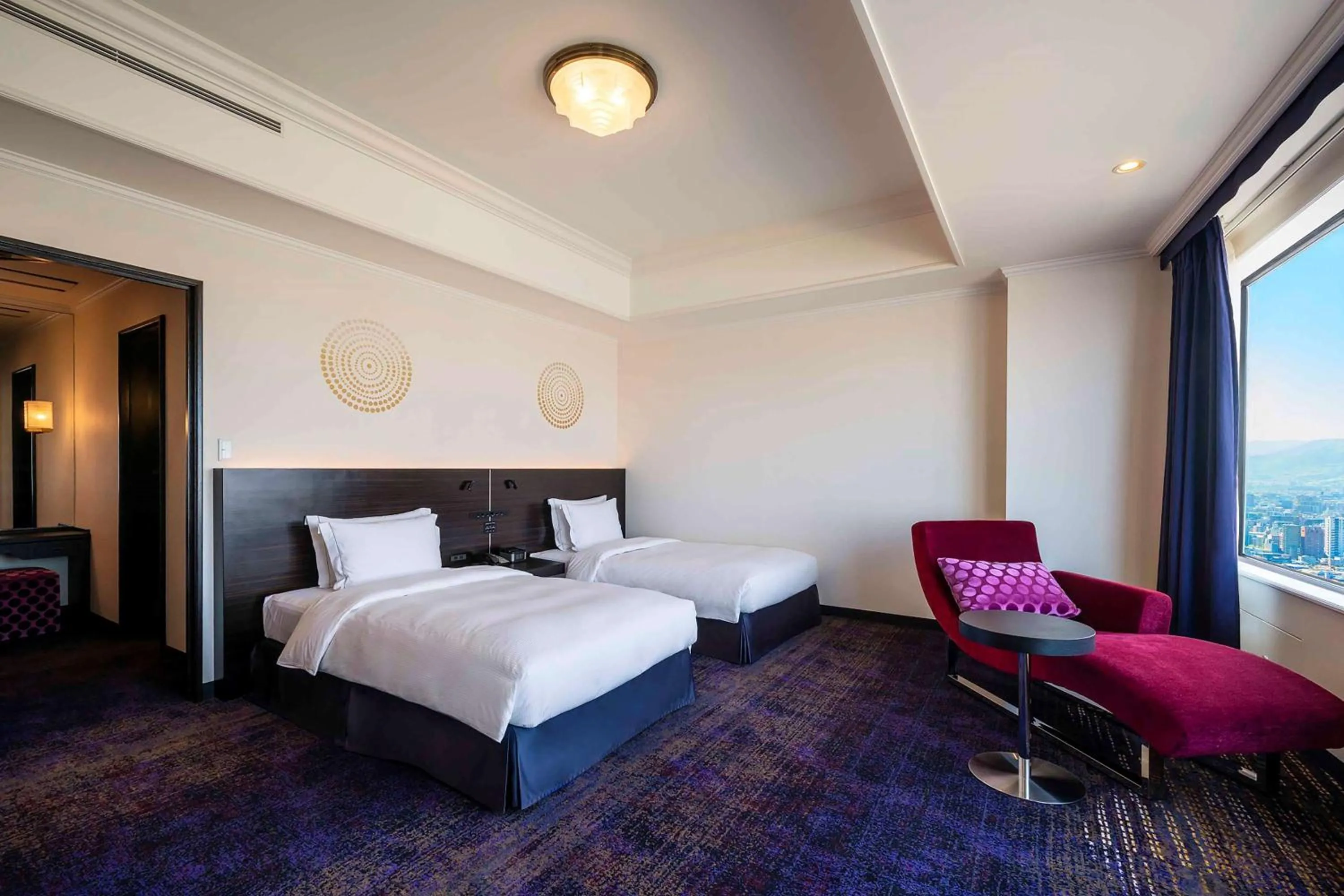 Living room, Bed in Hilton Fukuoka Sea Hawk