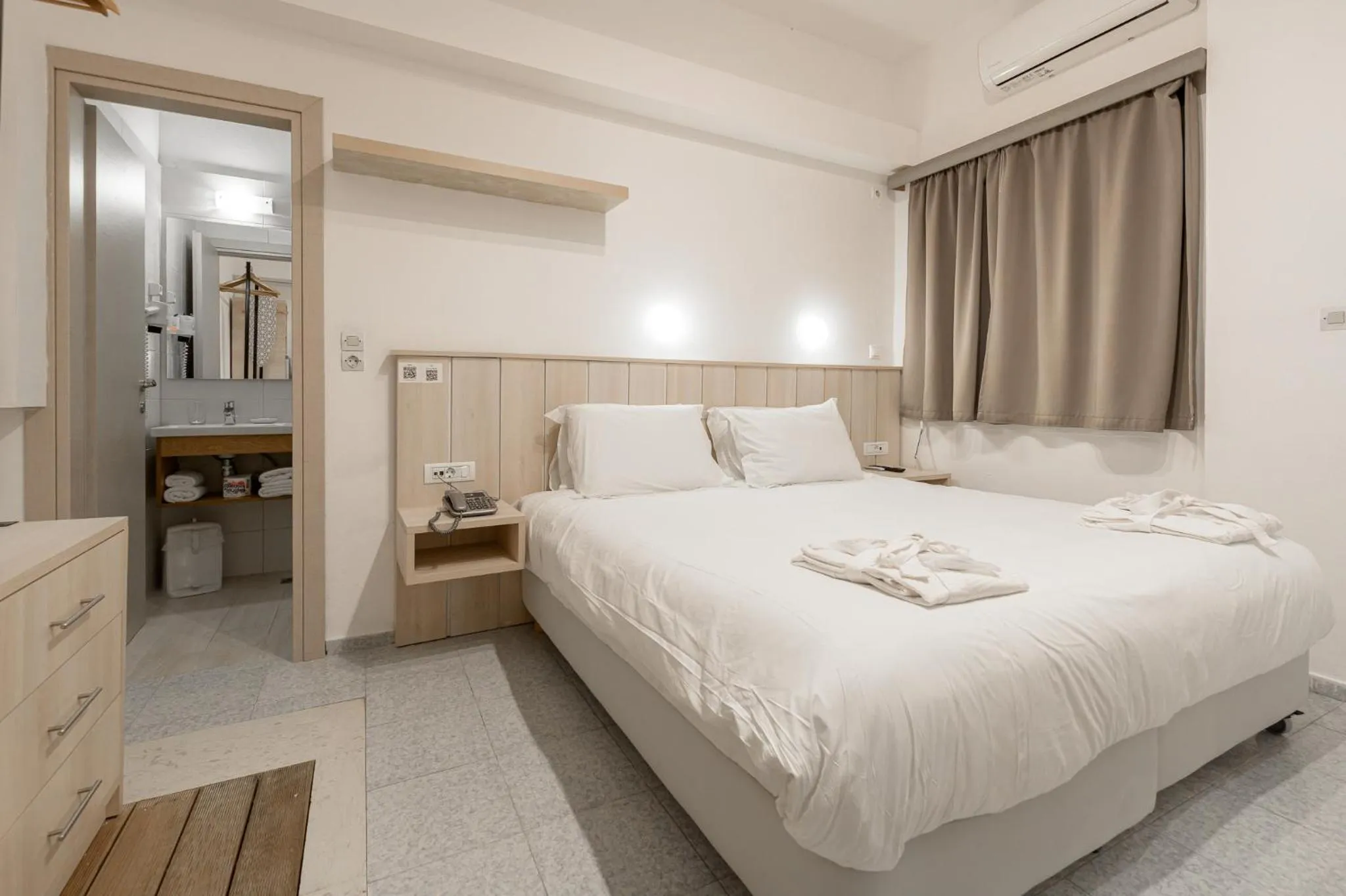 Photo of the whole room, Bed in Iakinthos, Tsilivi Beach