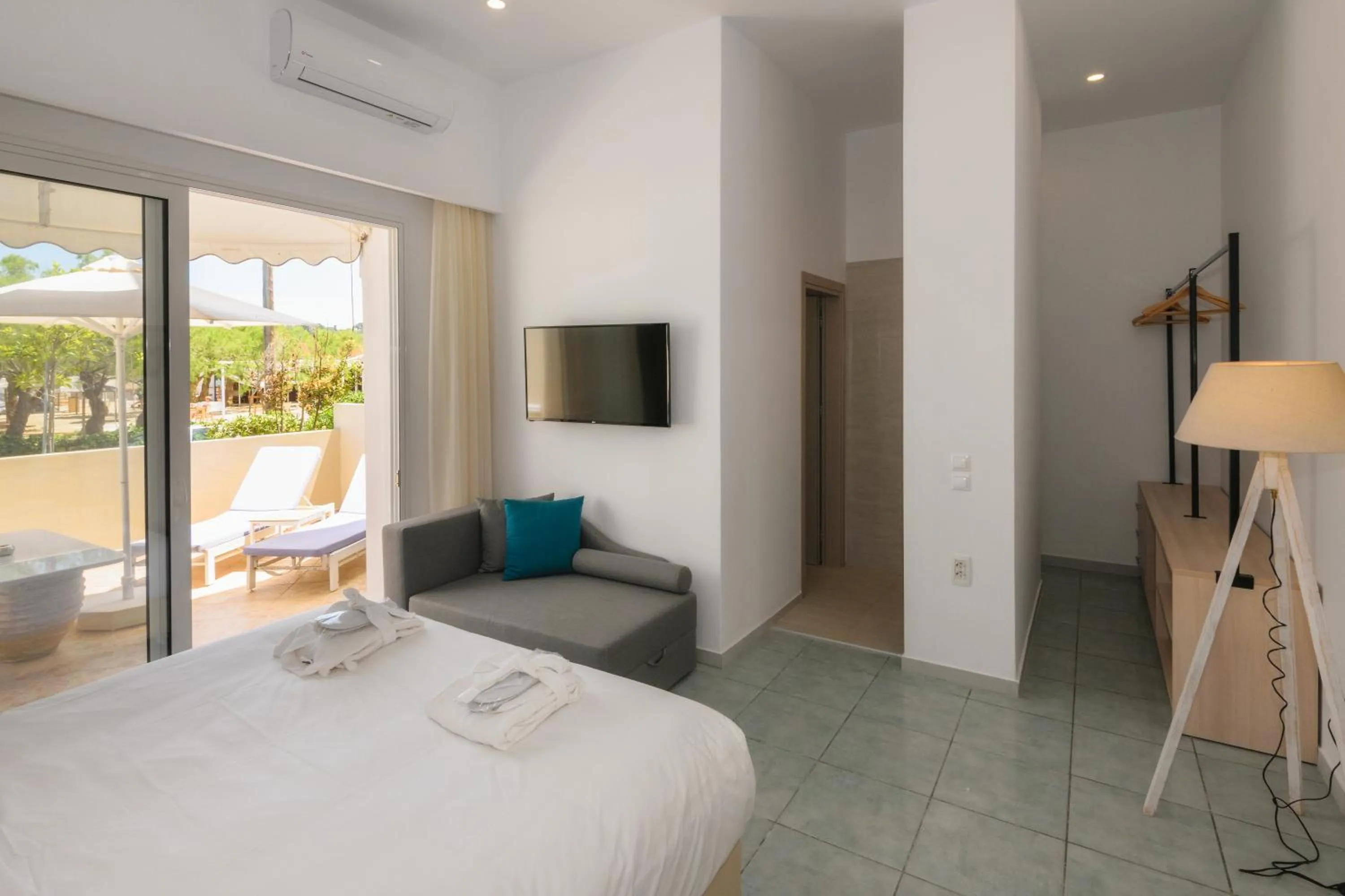Photo of the whole room, Bed in Iakinthos, Tsilivi Beach