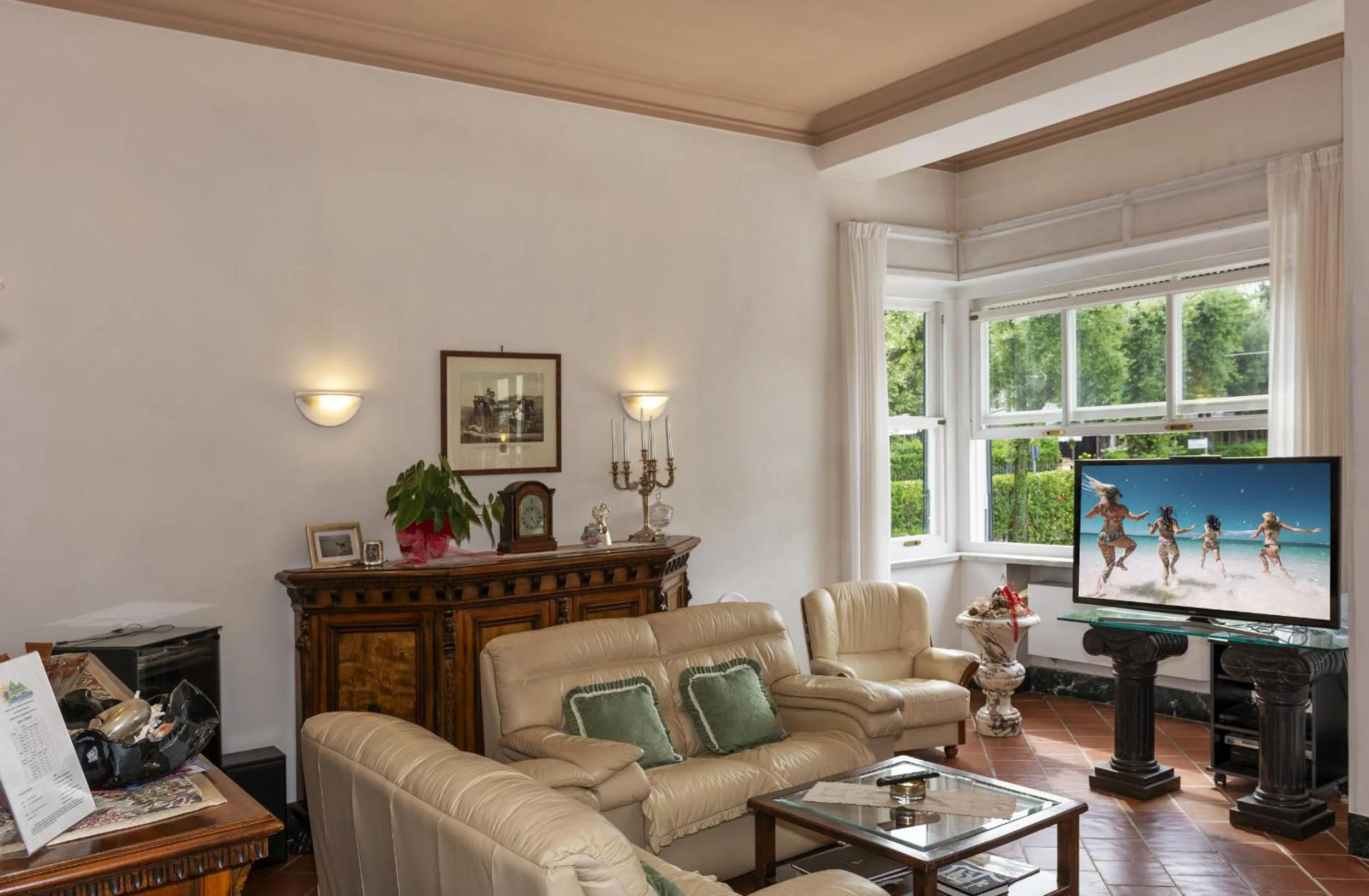 Communal lounge/ TV room in Hotel Villa Edera