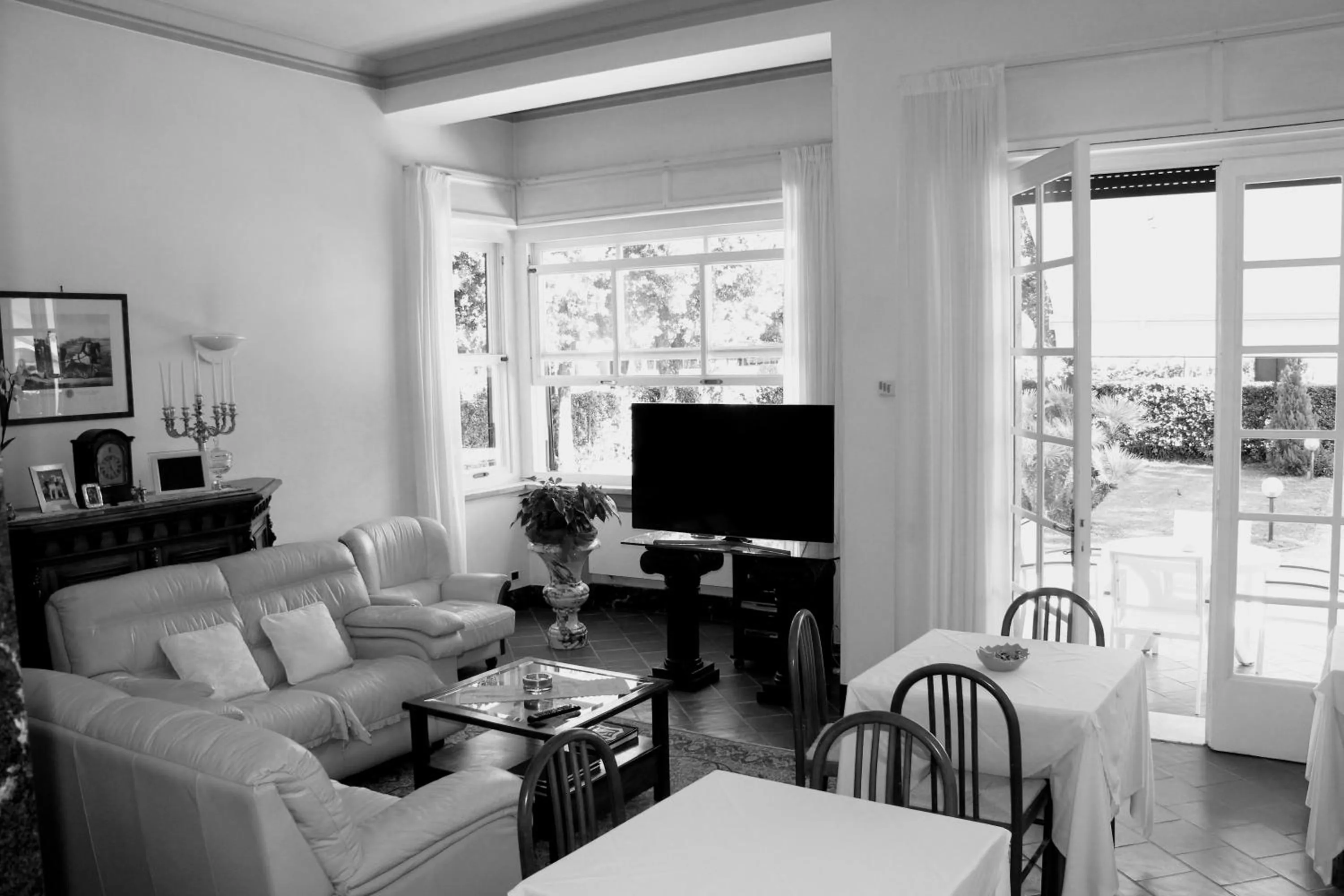 Communal lounge/ TV room in Hotel Villa Edera