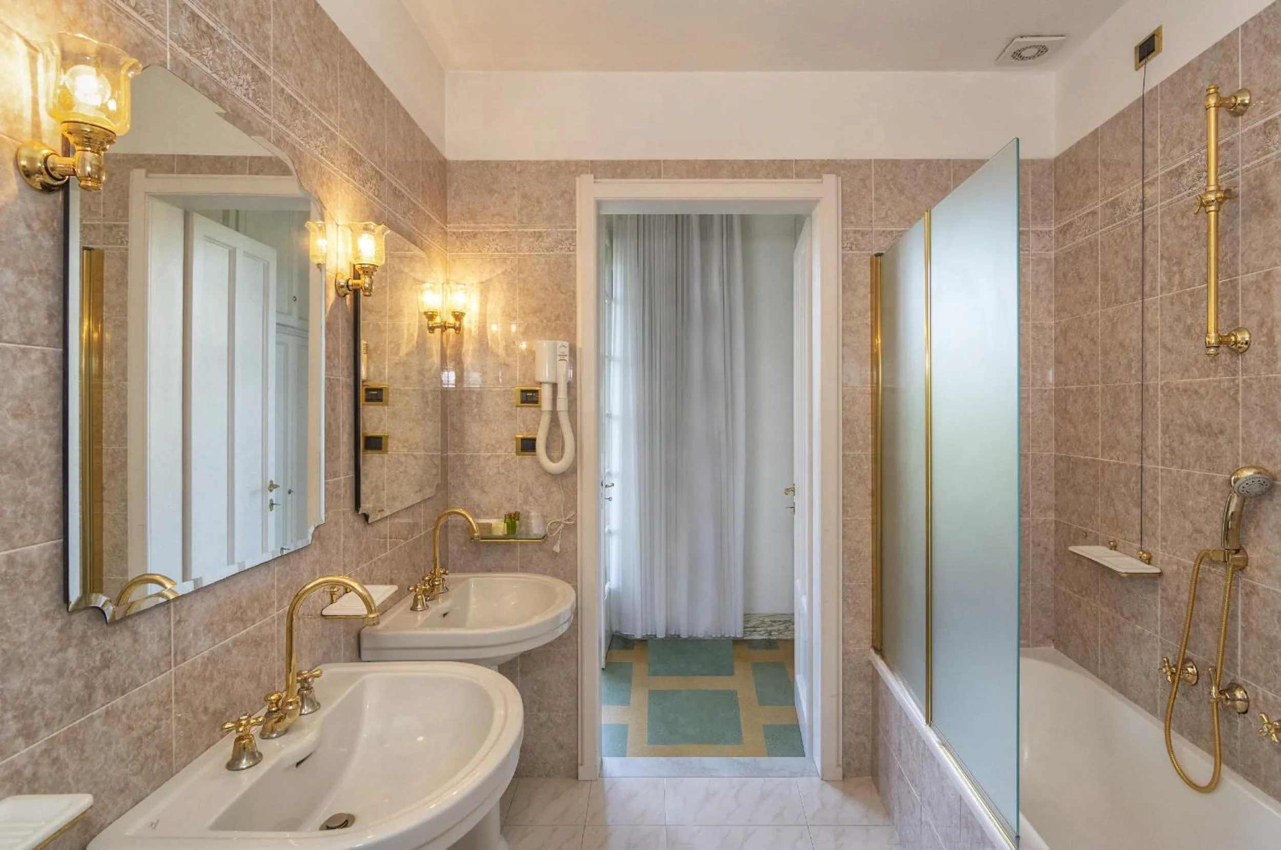 Bathroom in Hotel Villa Edera
