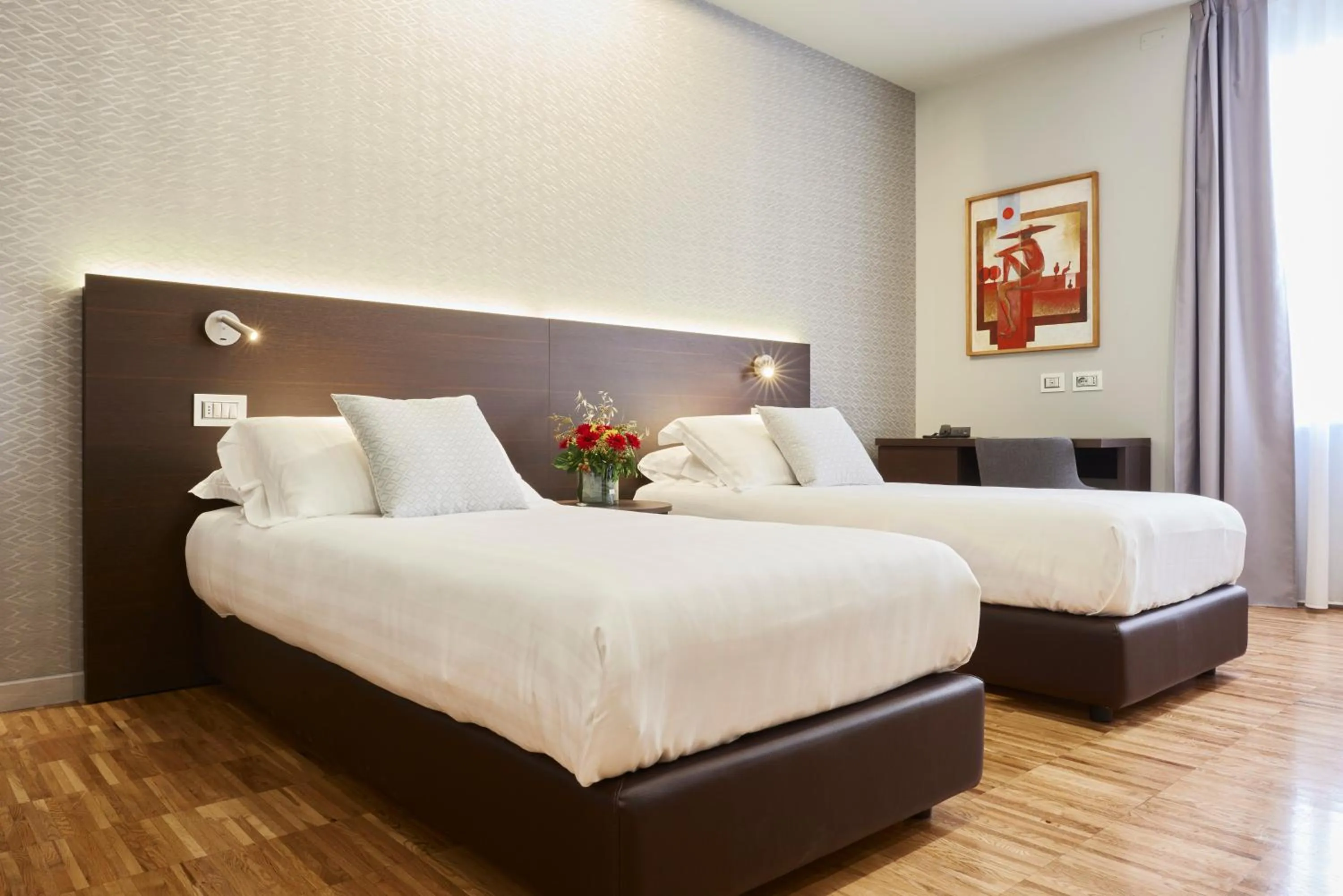 Shower, Bed in Hotel Michelangelo