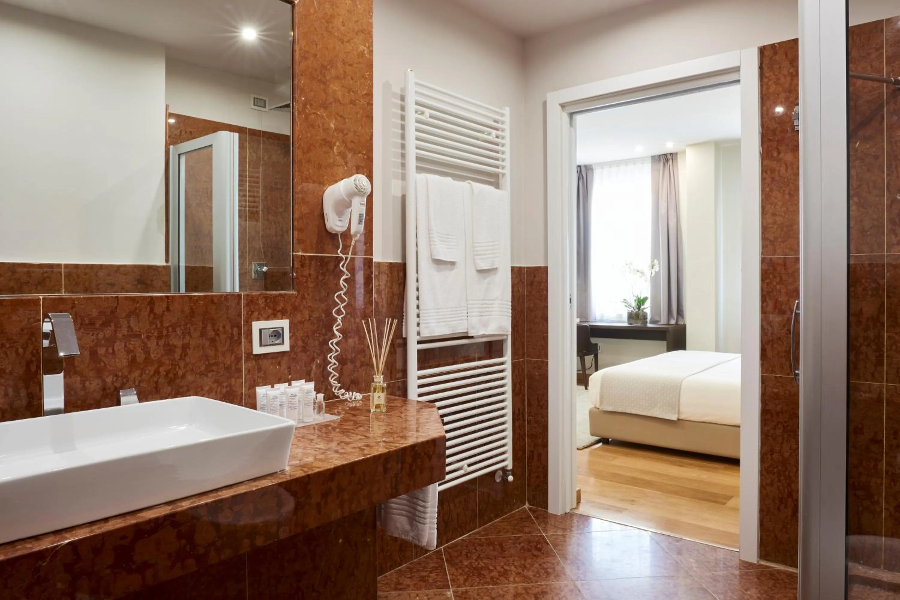 Bathroom, Bed in Hotel Michelangelo