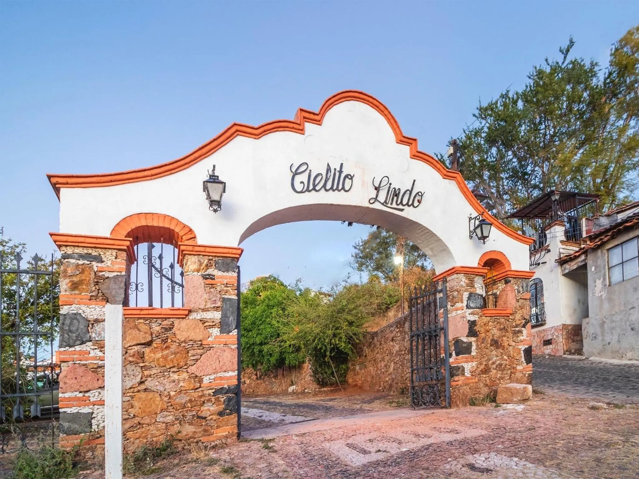 Facade/entrance in Hotel Cielito Lindo, Taxco