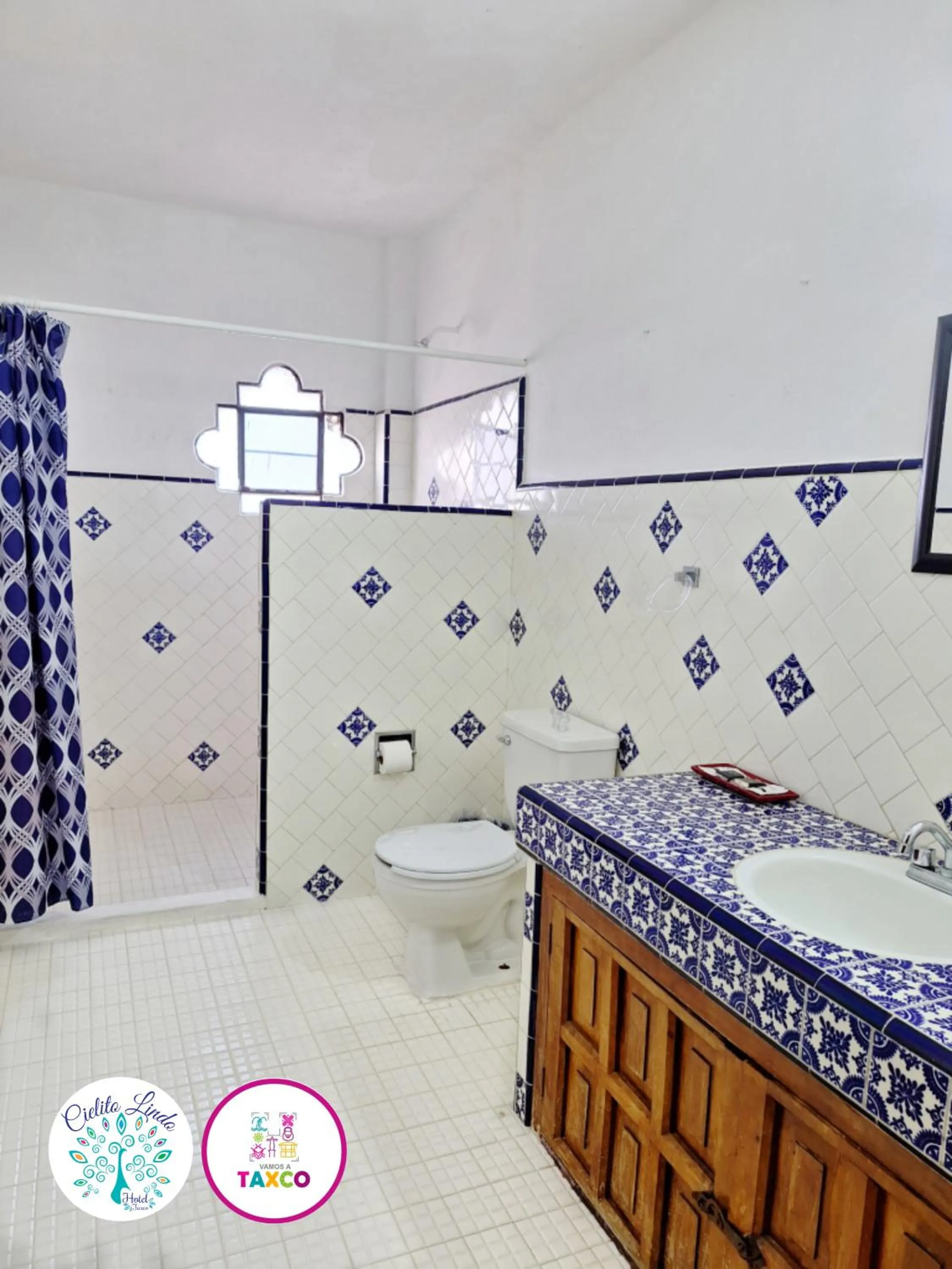 Bathroom, Bed in Hotel Cielito Lindo, Taxco