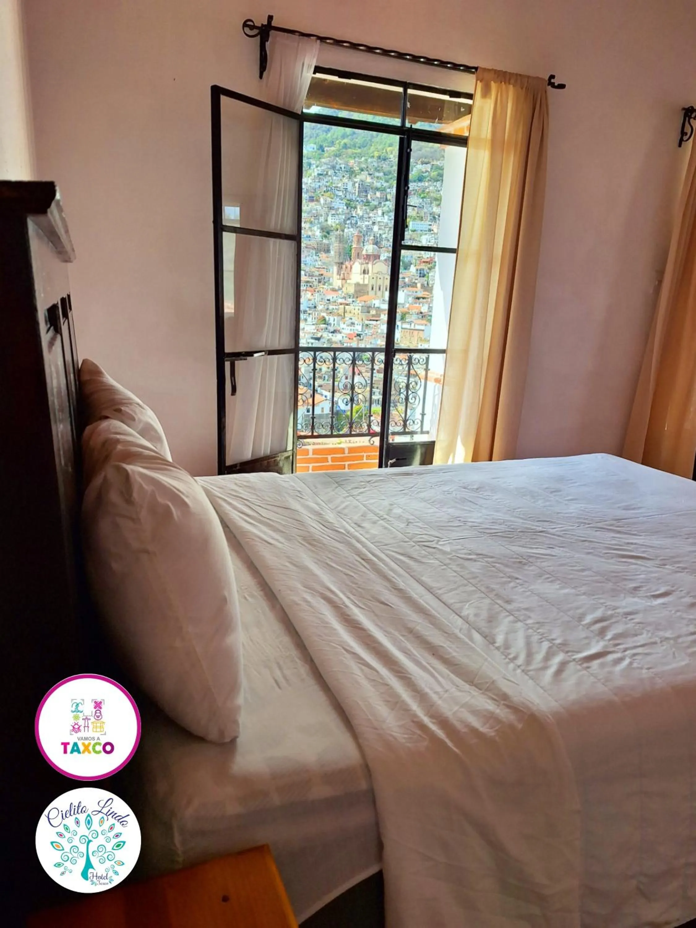 Bed in Hotel Cielito Lindo, Taxco