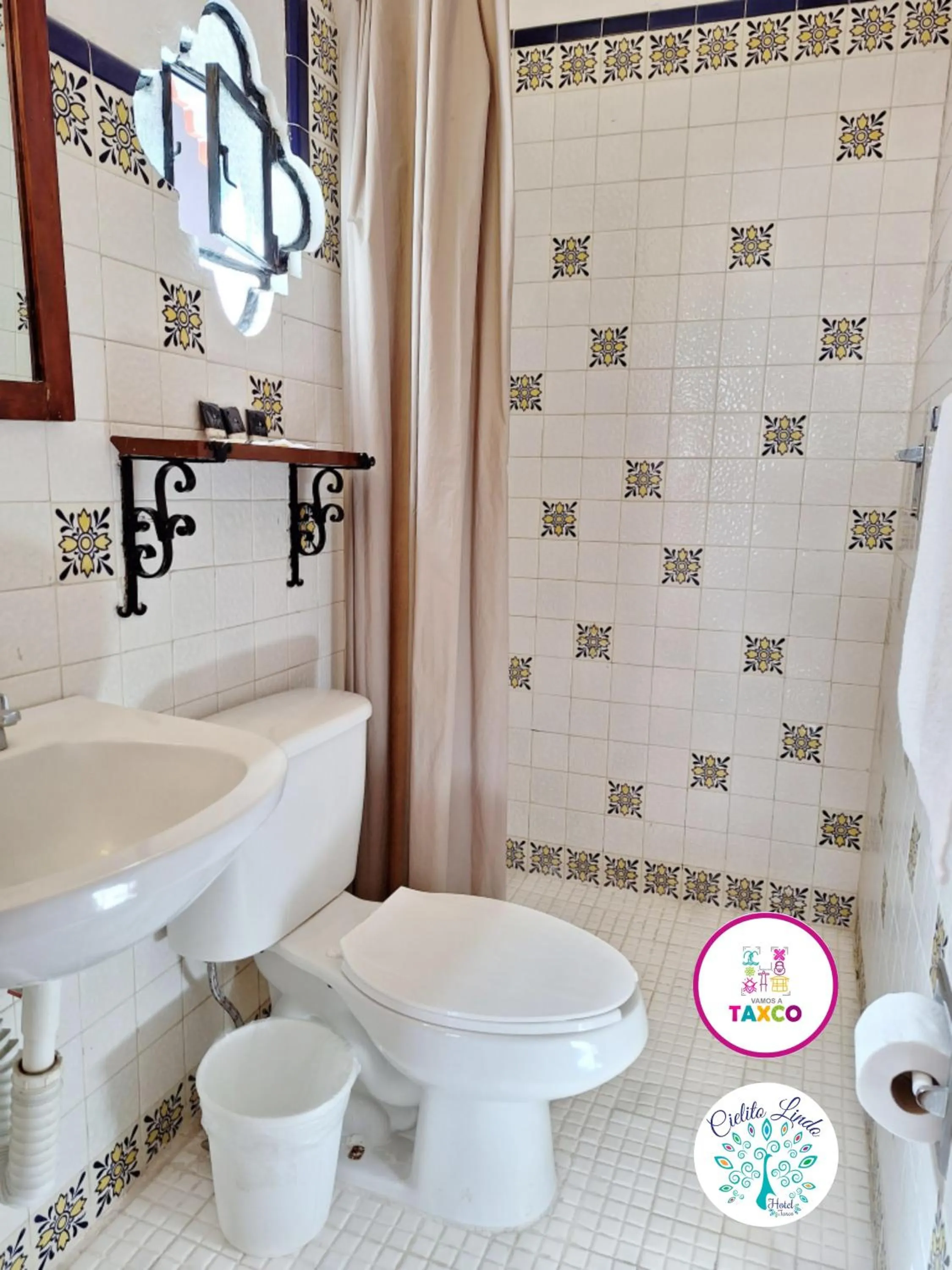 Shower in Hotel Cielito Lindo, Taxco