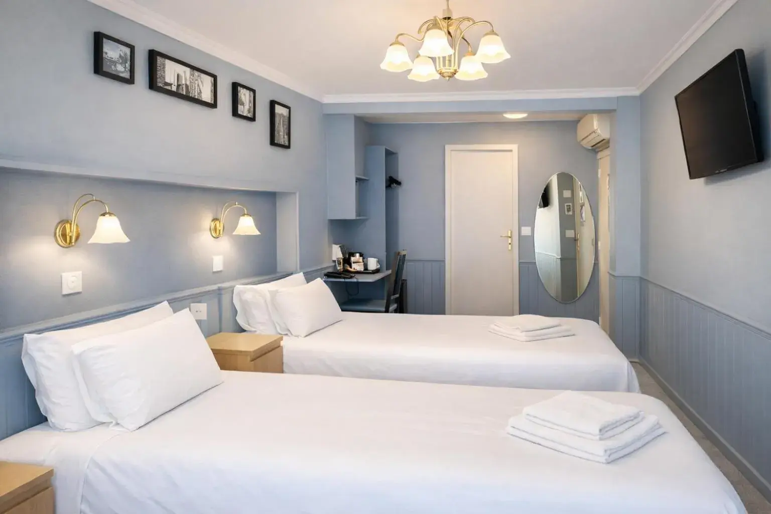 Bed in Hôtel Apollo Opéra Bed in Hôtel Apollo Opéra