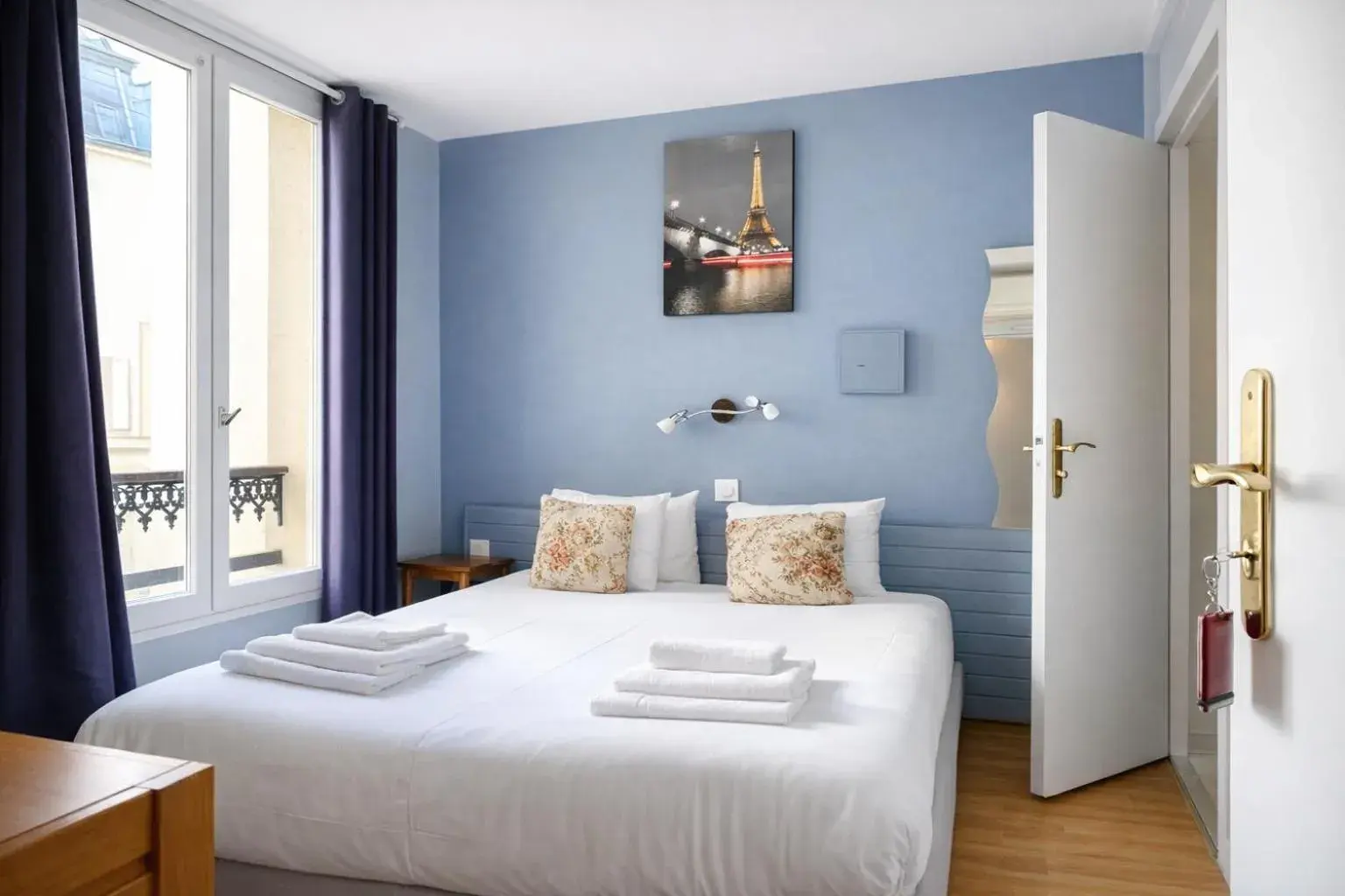 Bed in Hôtel Apollo Opéra Bed in Hôtel Apollo Opéra