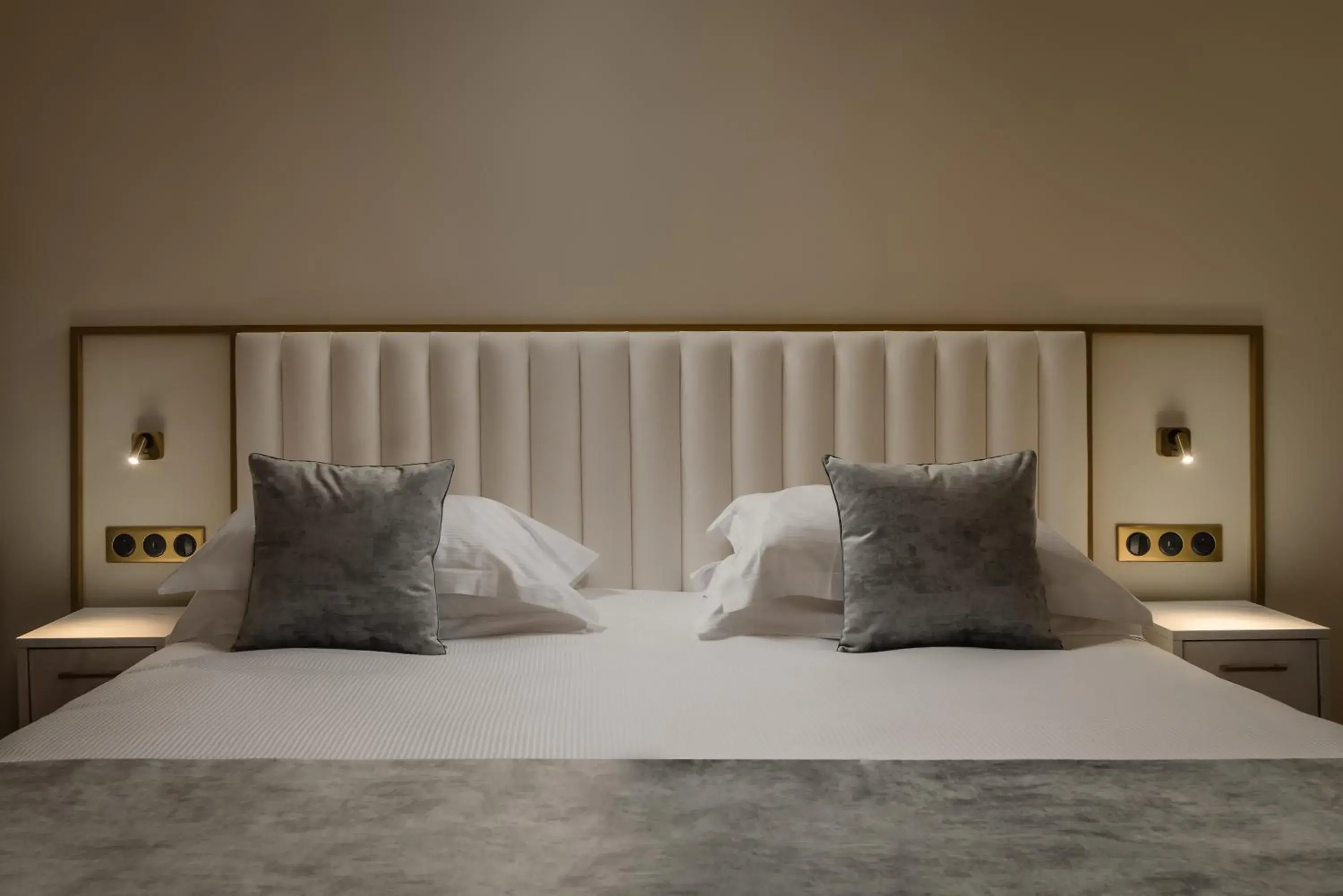 Bed in Hôtel des Deux Avenues Bed in Hôtel des Deux Avenues