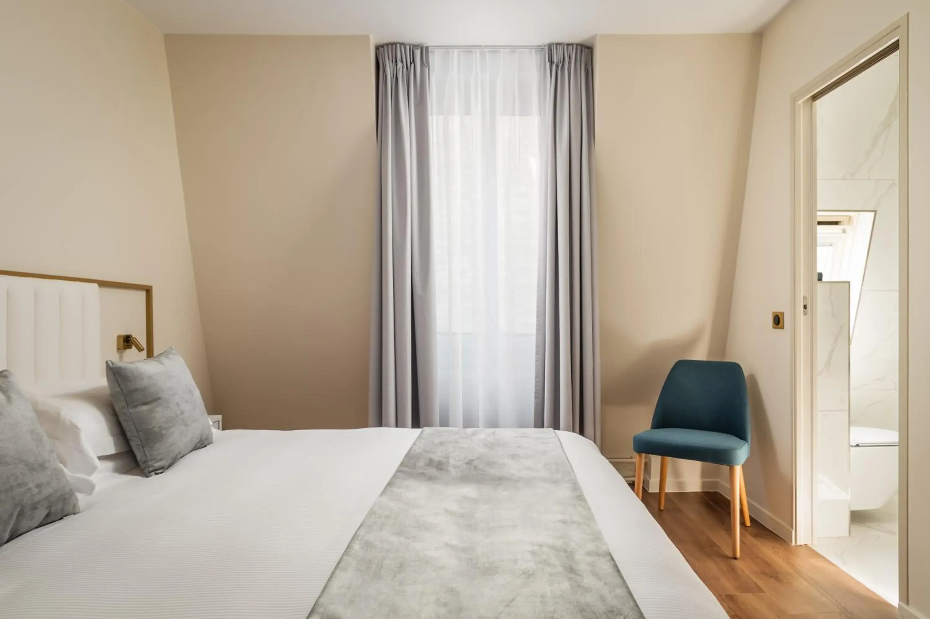 View (from property/room), Bed in Hôtel des Deux Avenues View (from property/room), Bed in Hôtel des Deux Avenues