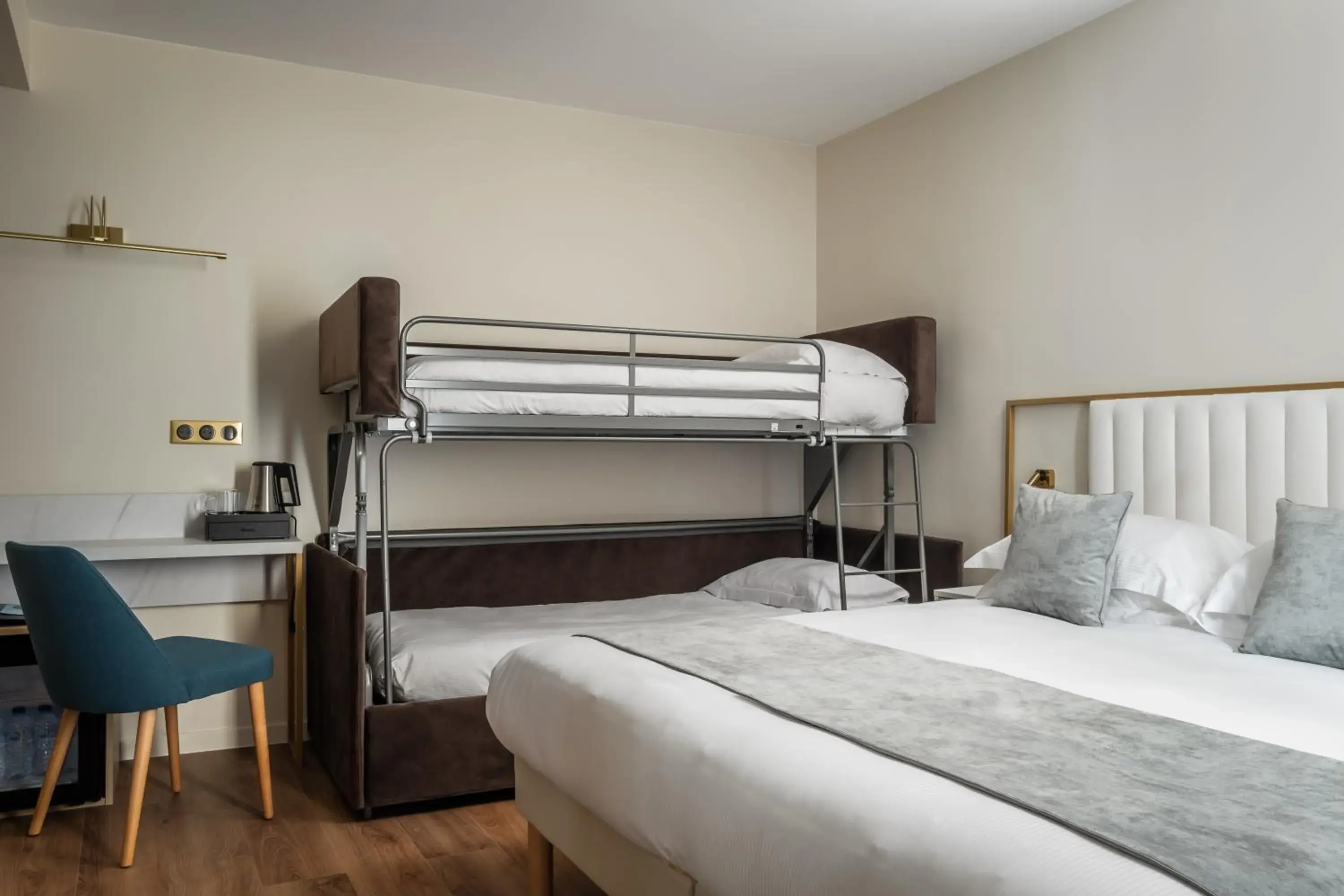 Bed in Hôtel des Deux Avenues Bed in Hôtel des Deux Avenues