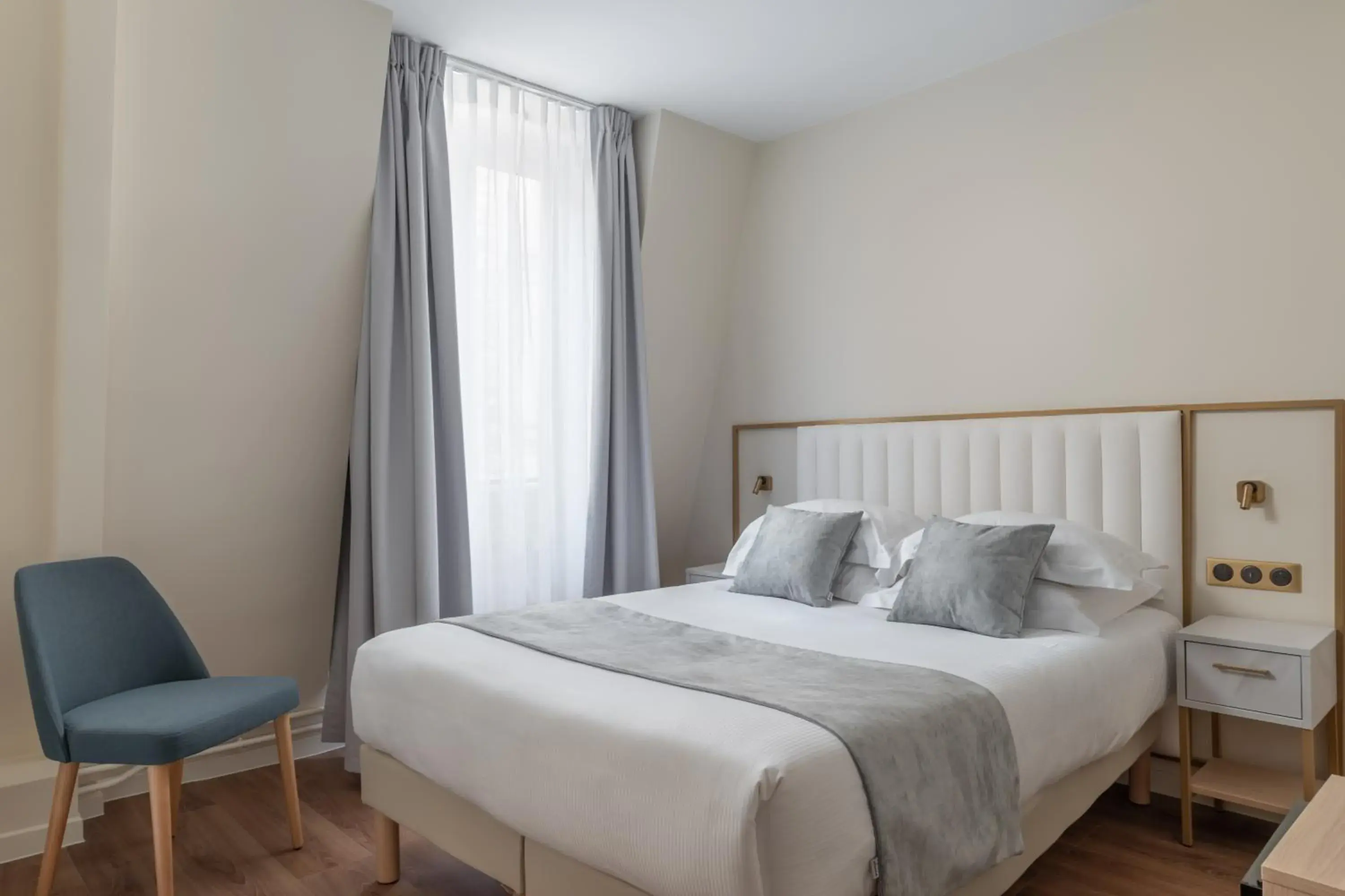 Superior Double Room in Hôtel des Deux Avenues Superior Double Room in Hôtel des Deux Avenues