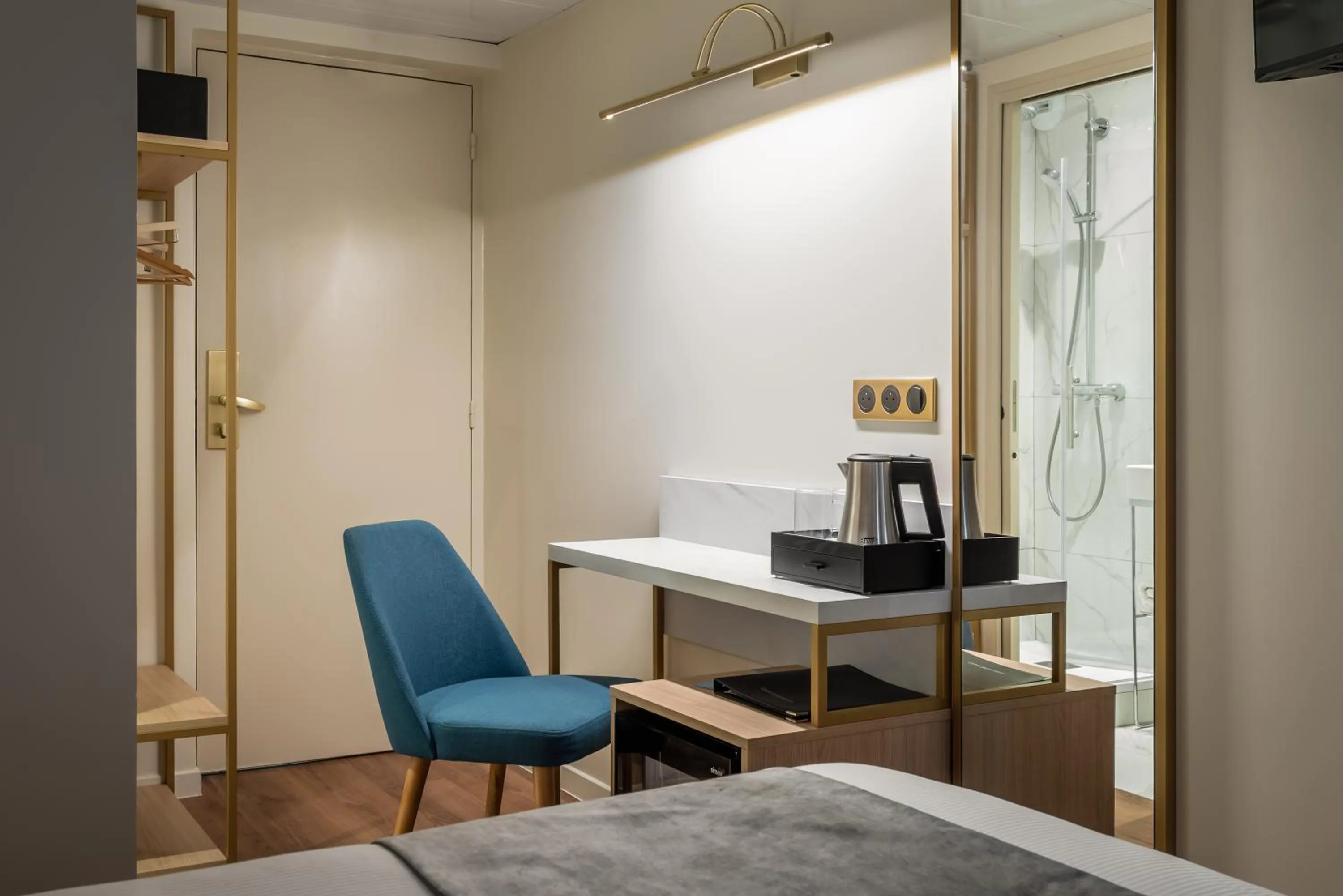 Coffee/tea facilities, Bed in Hôtel des Deux Avenues