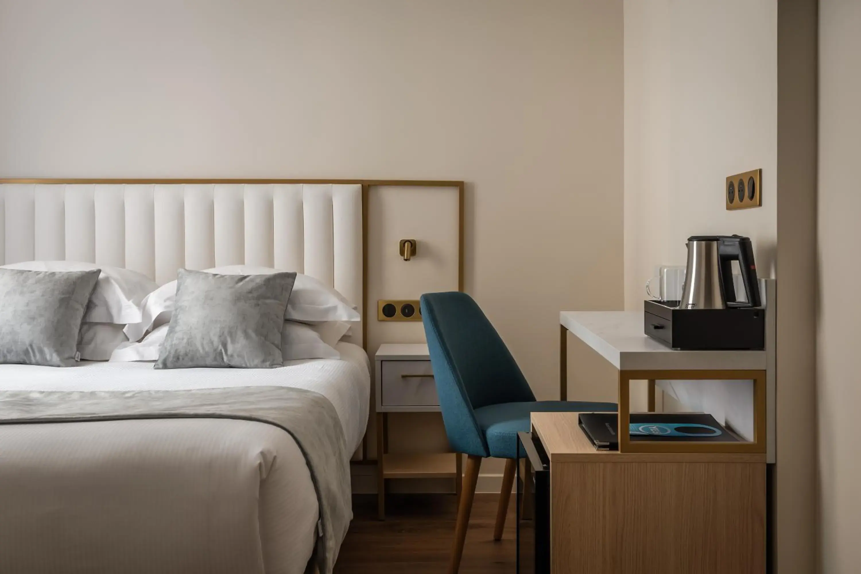 Decorative detail, Bed in Hôtel des Deux Avenues Decorative detail, Bed in Hôtel des Deux Avenues