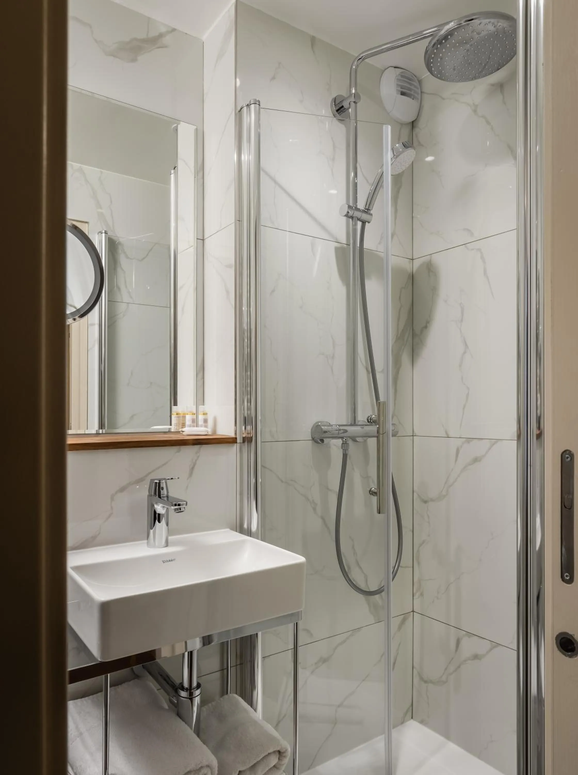Shower in Hôtel des Deux Avenues