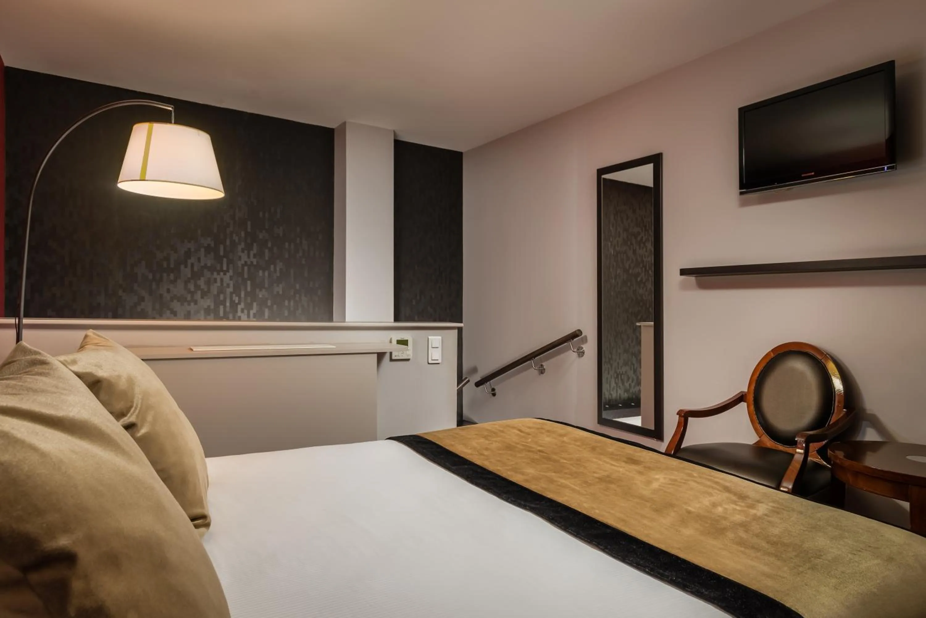 Bedroom, Bed in Hôtel des Deux Avenues