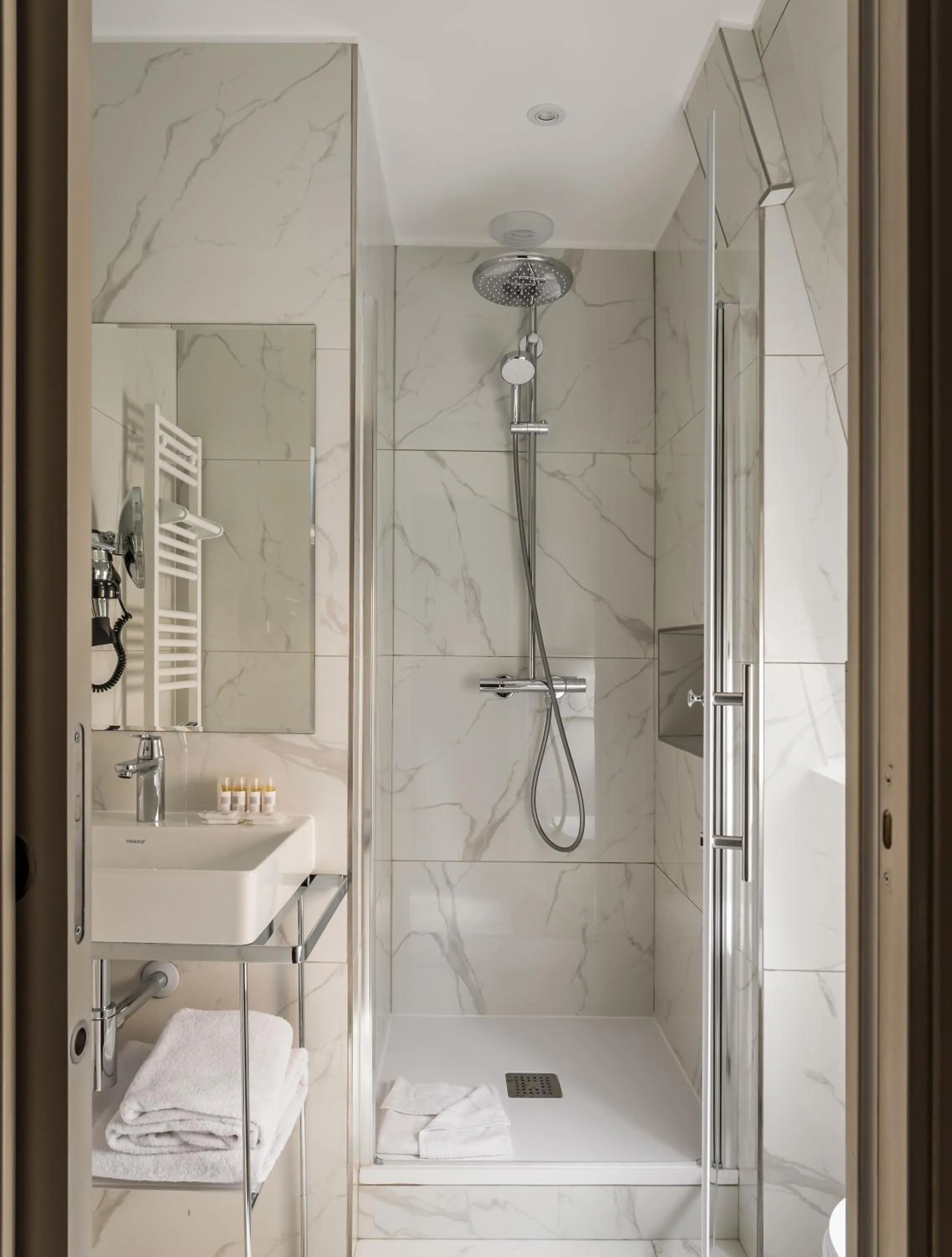 Shower in Hôtel des Deux Avenues