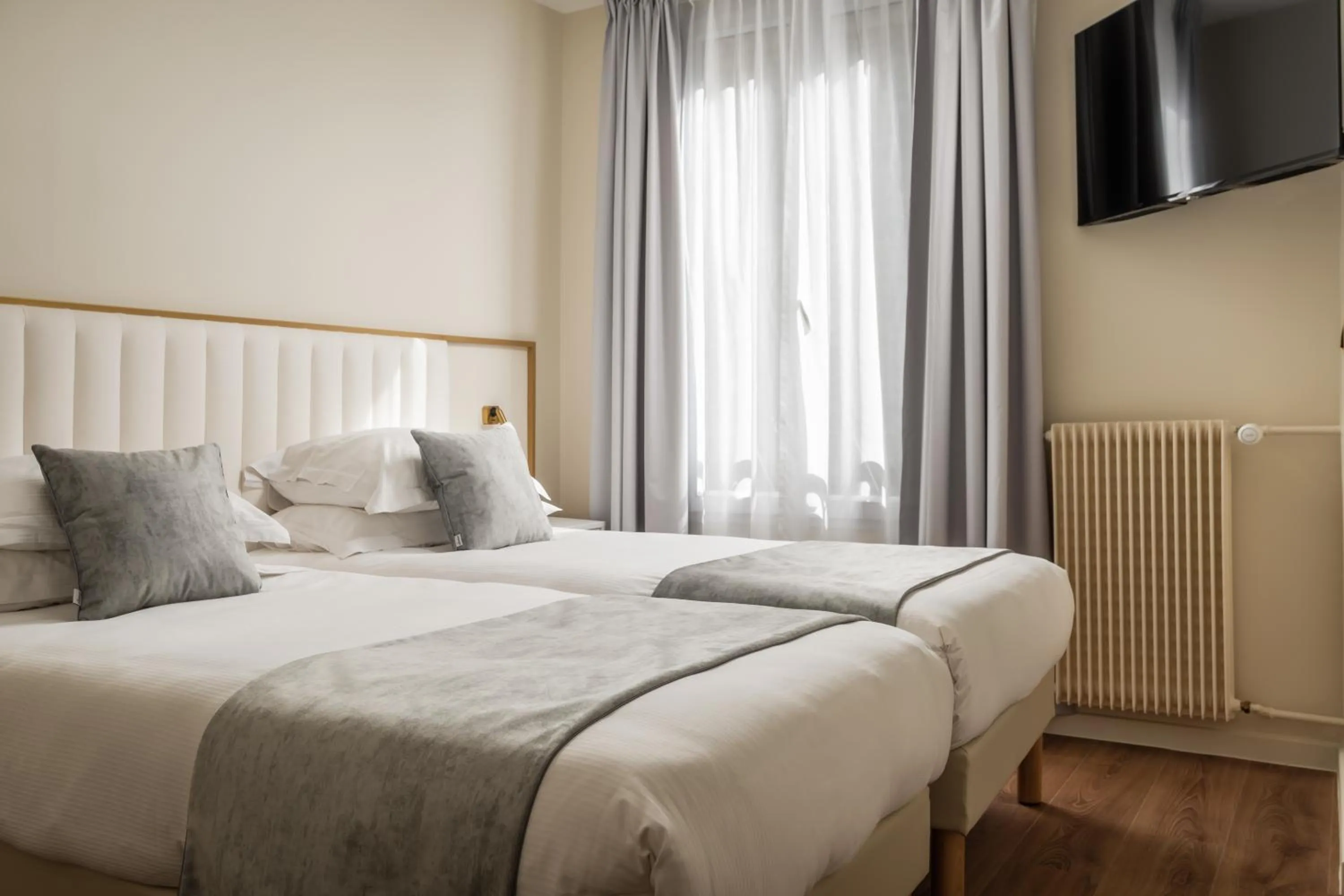 View (from property/room), Bed in Hôtel des Deux Avenues