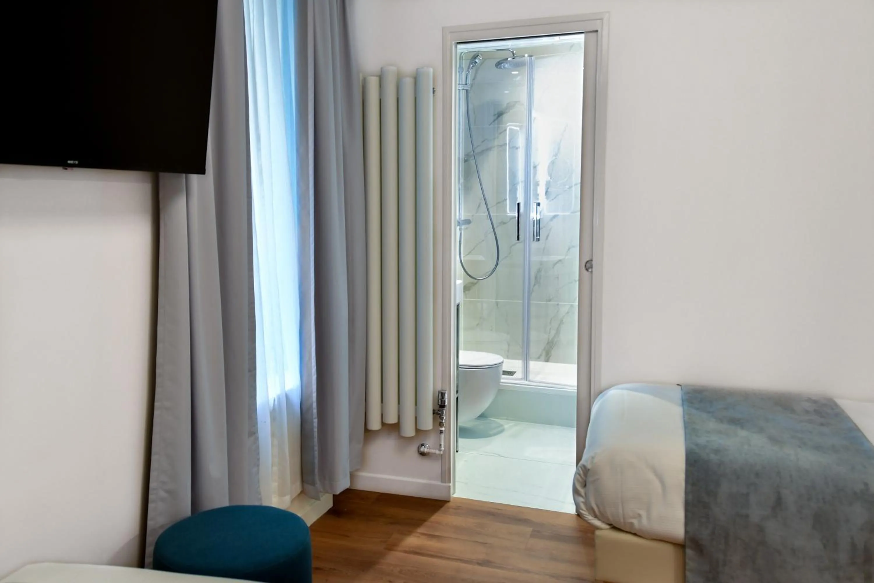 Bed in Hôtel des Deux Avenues